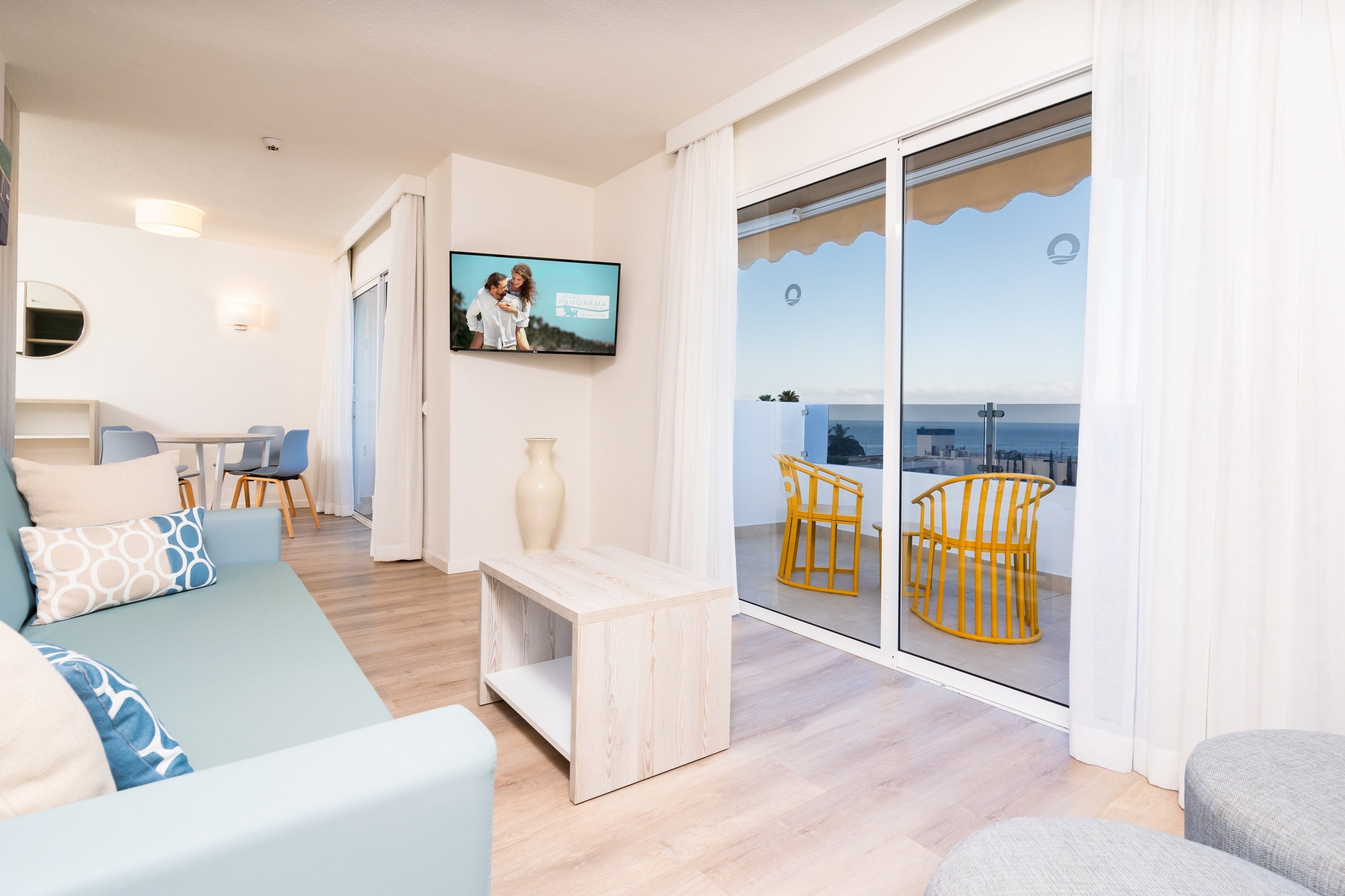 una habitación de hotel con dos camas y almohadas de colores