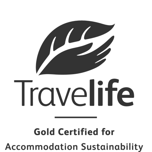 een logo voor travellife met een hand en een blad