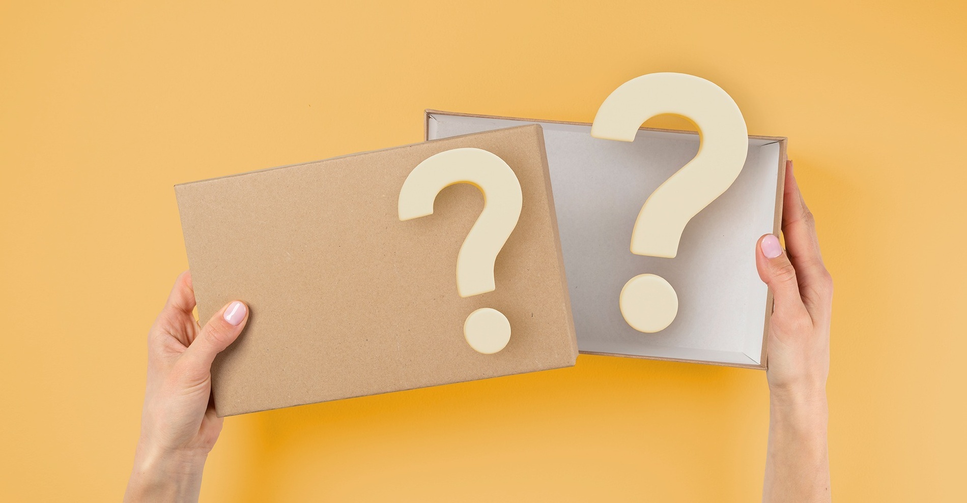 una pareja caminando con una maleta