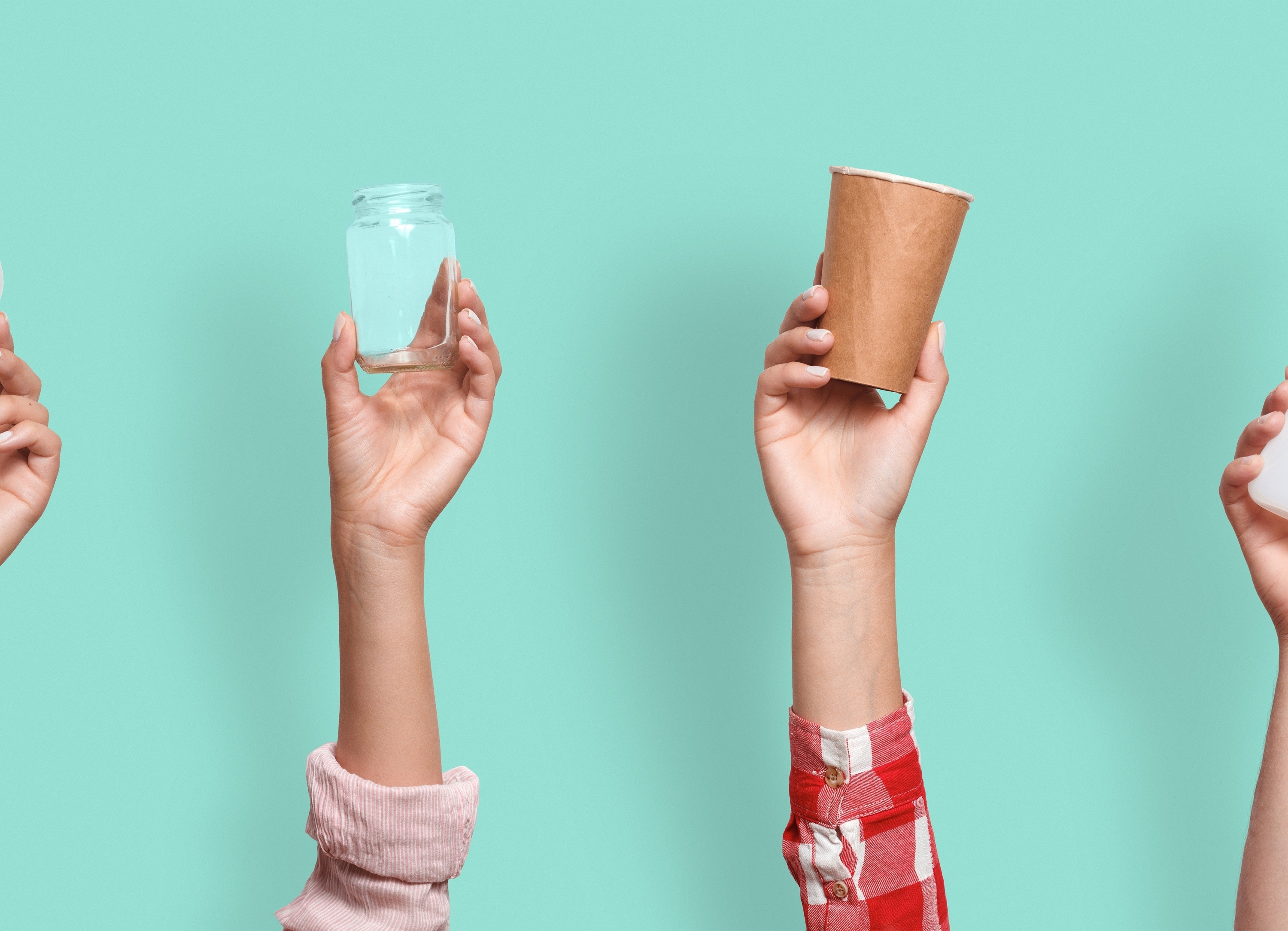 un gruppo di persone tiene in mano diversi tipi di rifiuti