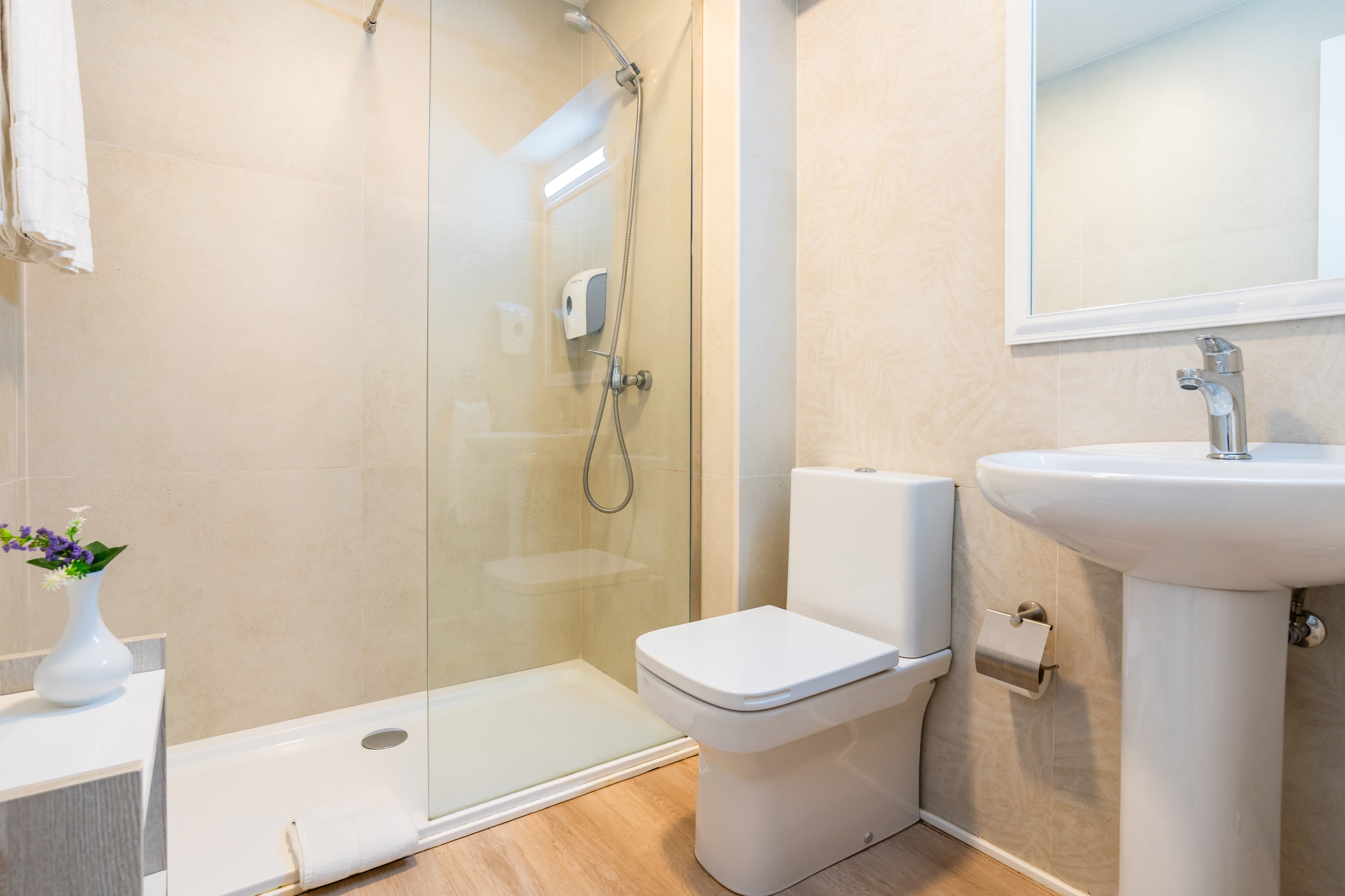 un bagno con wc e lavandino e doccia in vetro