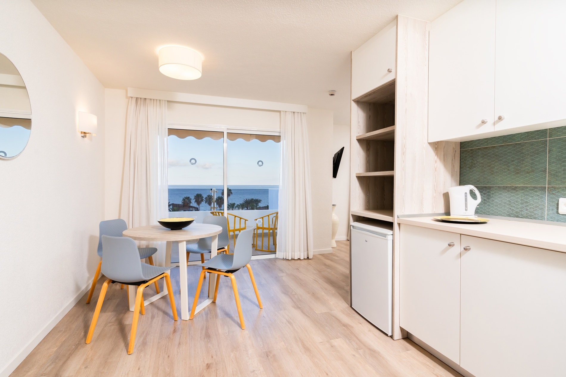 una camera d' albergo con due letti e cuscini colorati