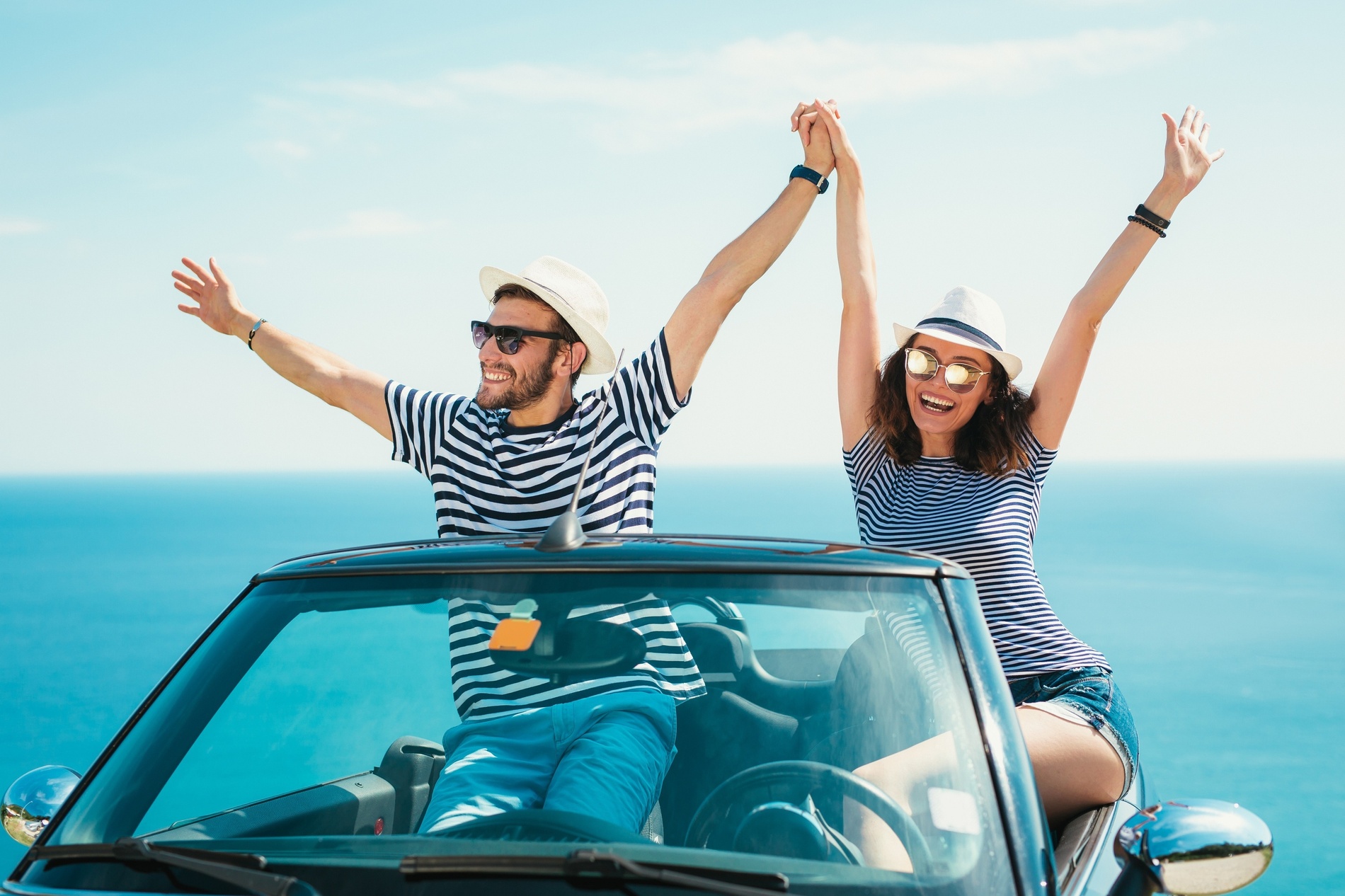 eine Familie sitzt in der Heckklappe eines Autos