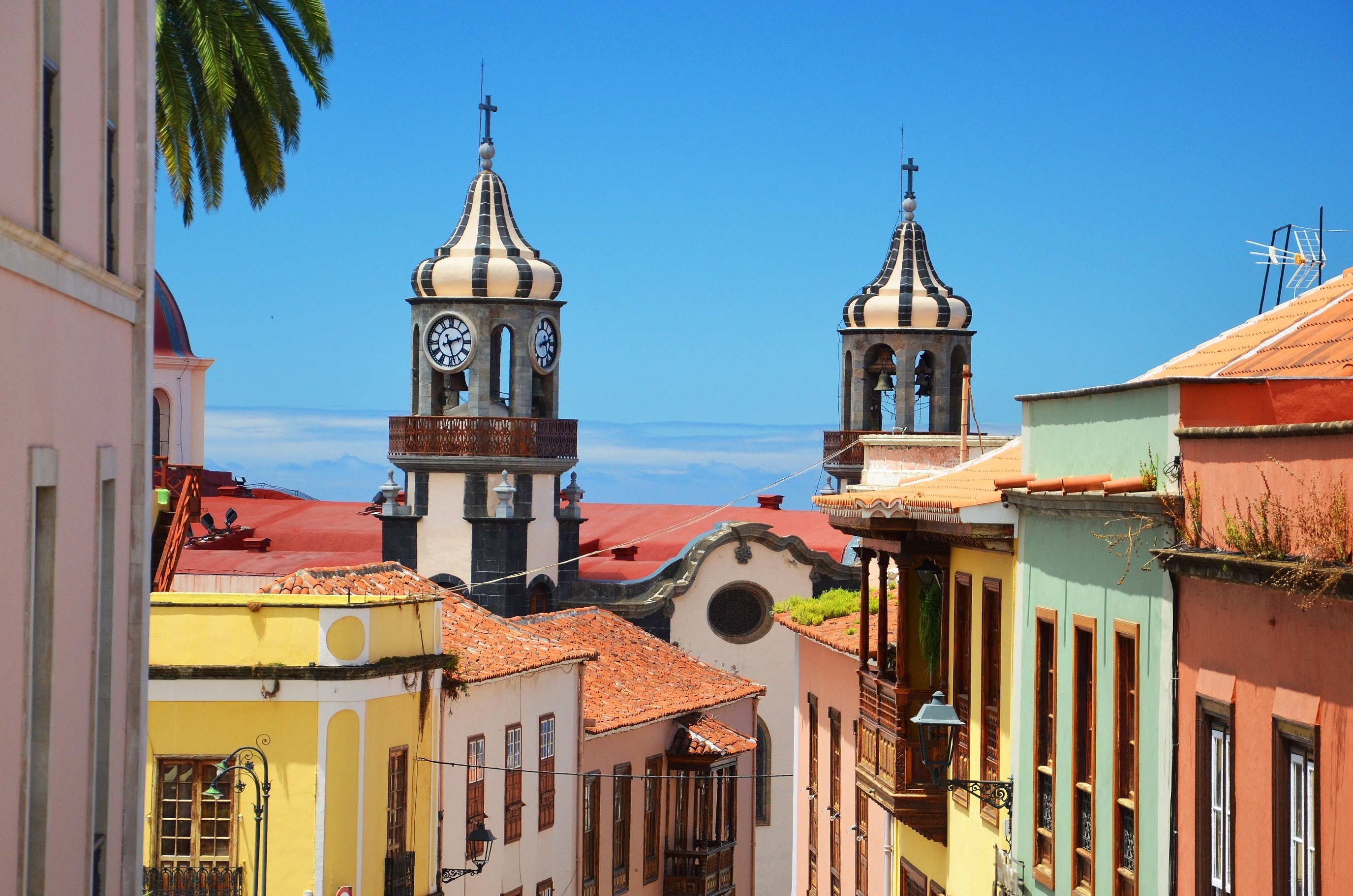 
                                    una vista aérea de una ciudad junto al océano