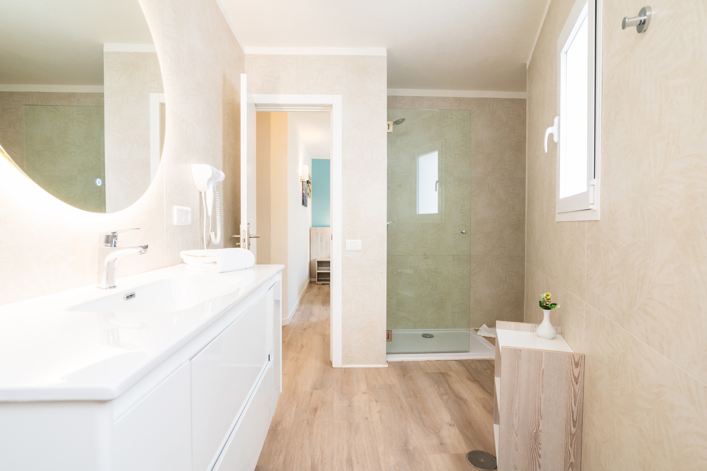 un bagno con lavabo , specchio e doccia