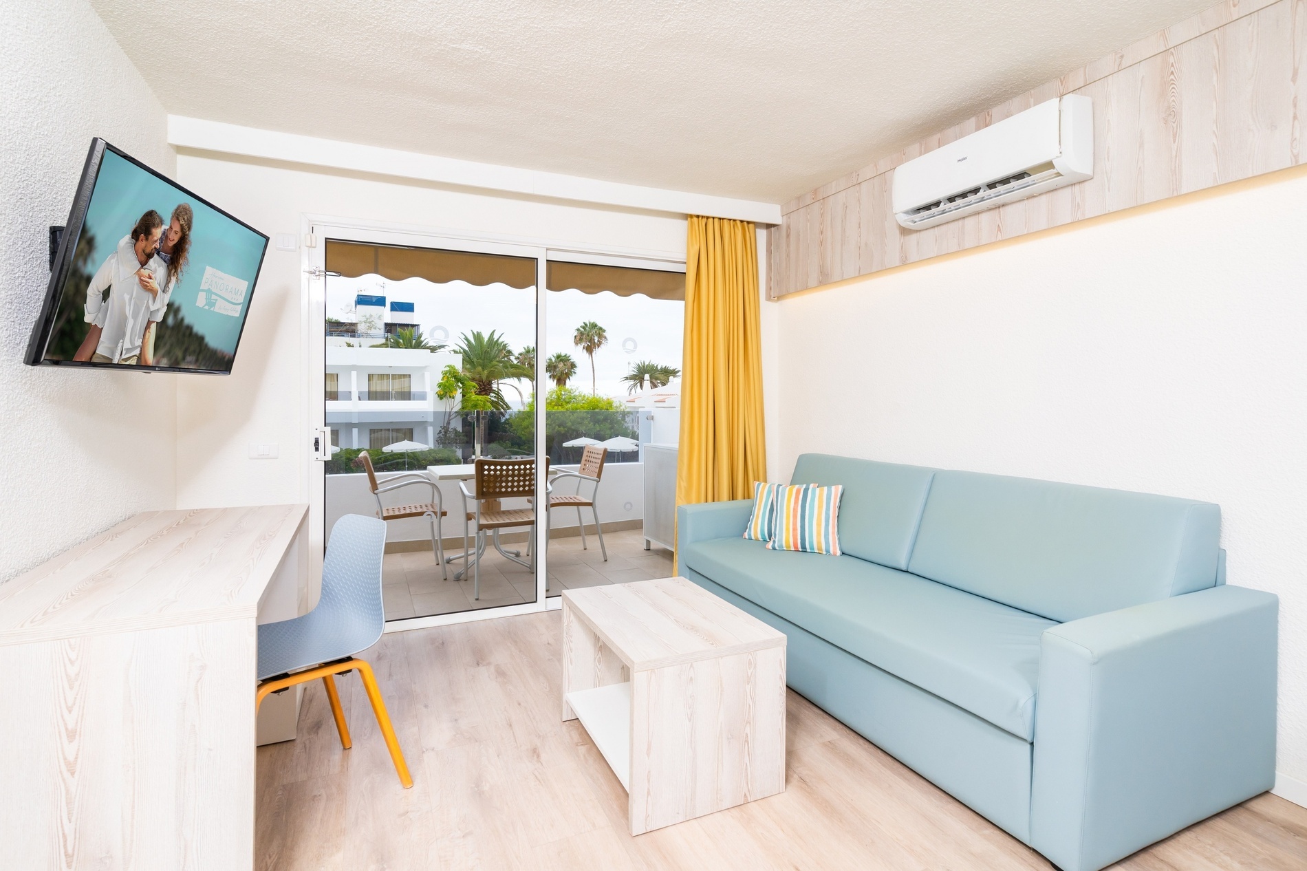 una camera da letto con due letti e cuscini colorati