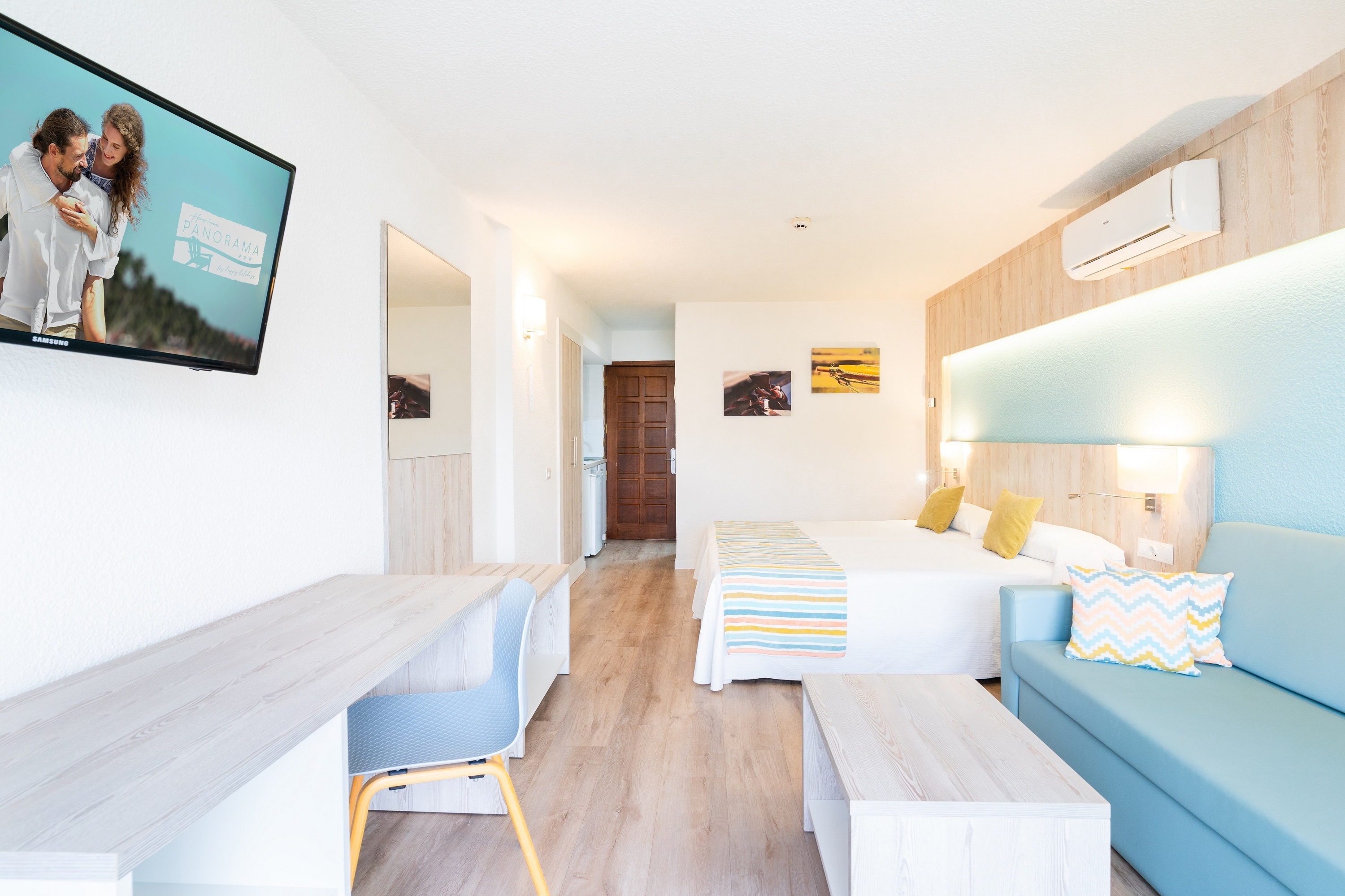 una stanza con un letto e un frigorifero e uno specchio