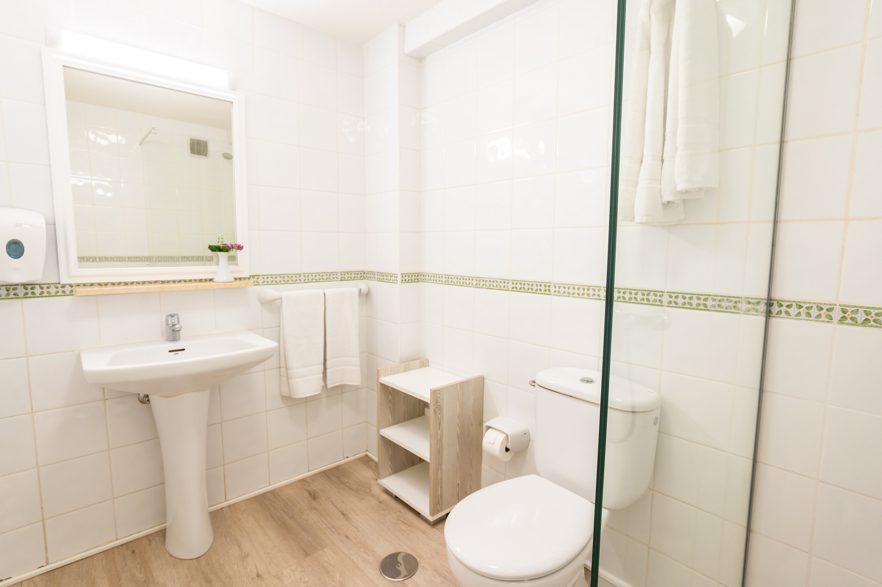 un bagno con lavandino , wc e specchio