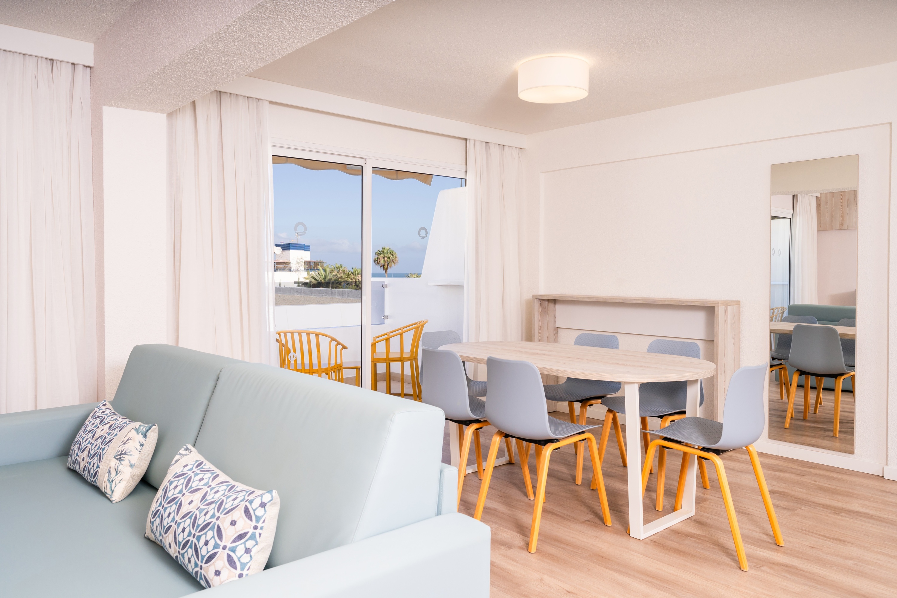 un soggiorno con divano e tavolo e sedie