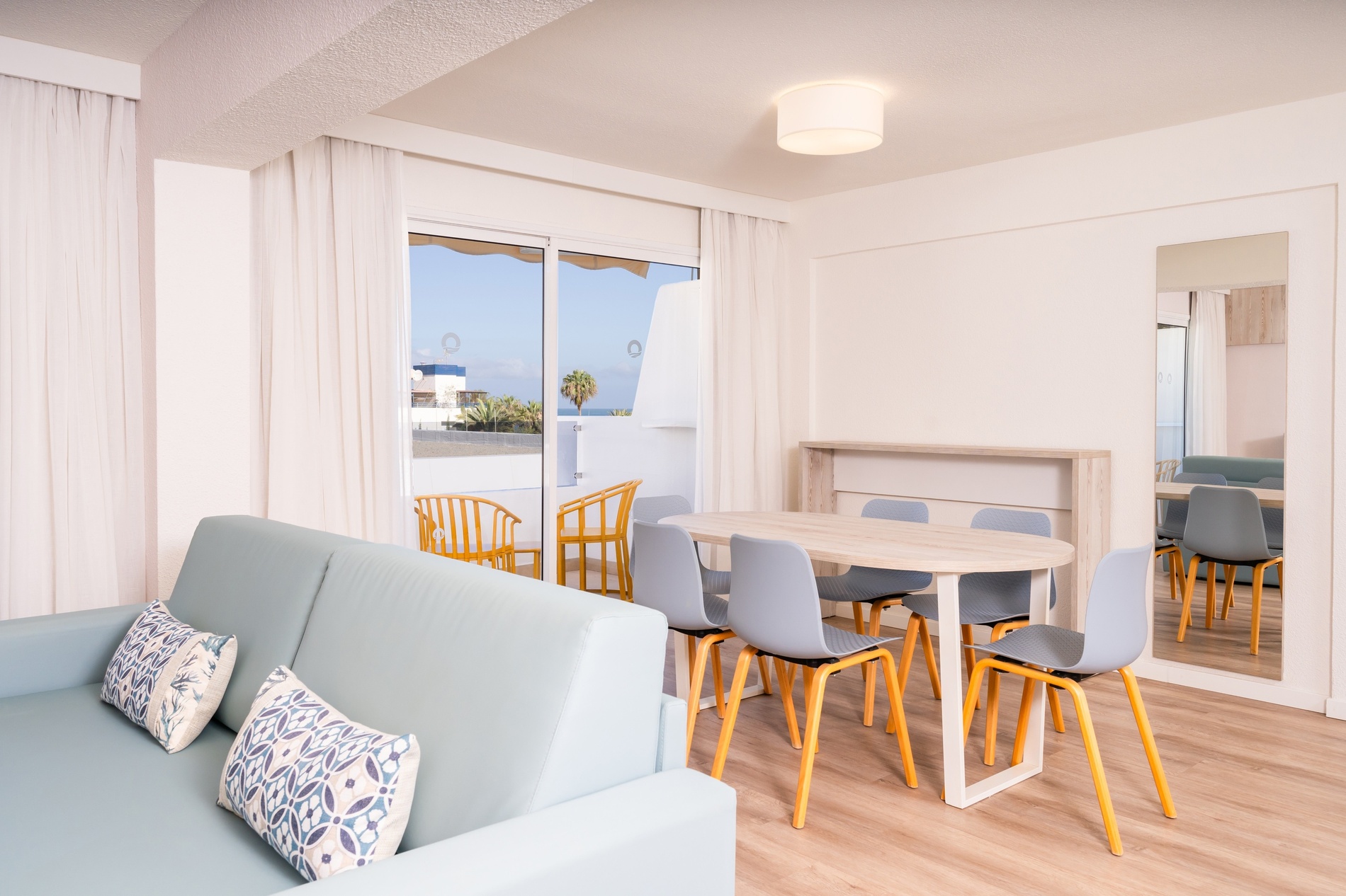 una camera d' albergo con due letti e cuscini colorati