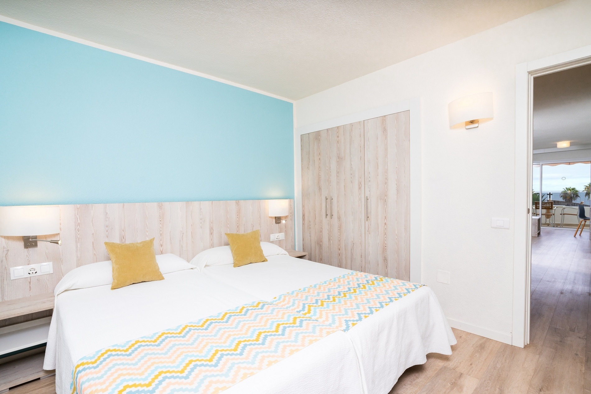 una camera da letto con due letti e cuscini colorati