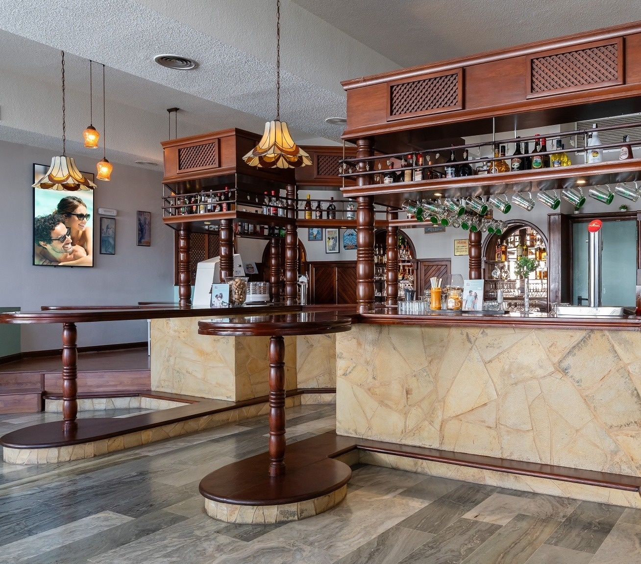 una vista aérea de una playa y el océano