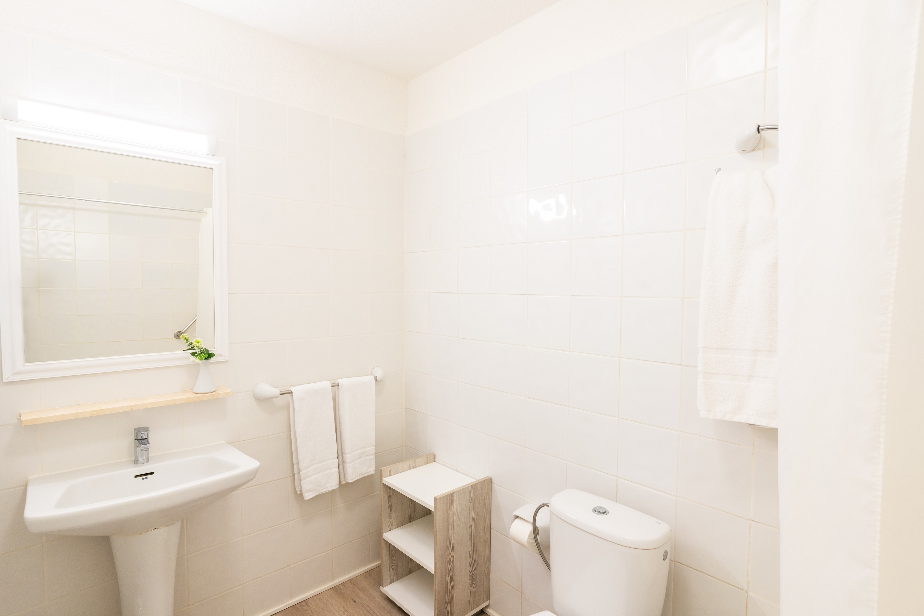 un bagno con lavandino , wc e specchio