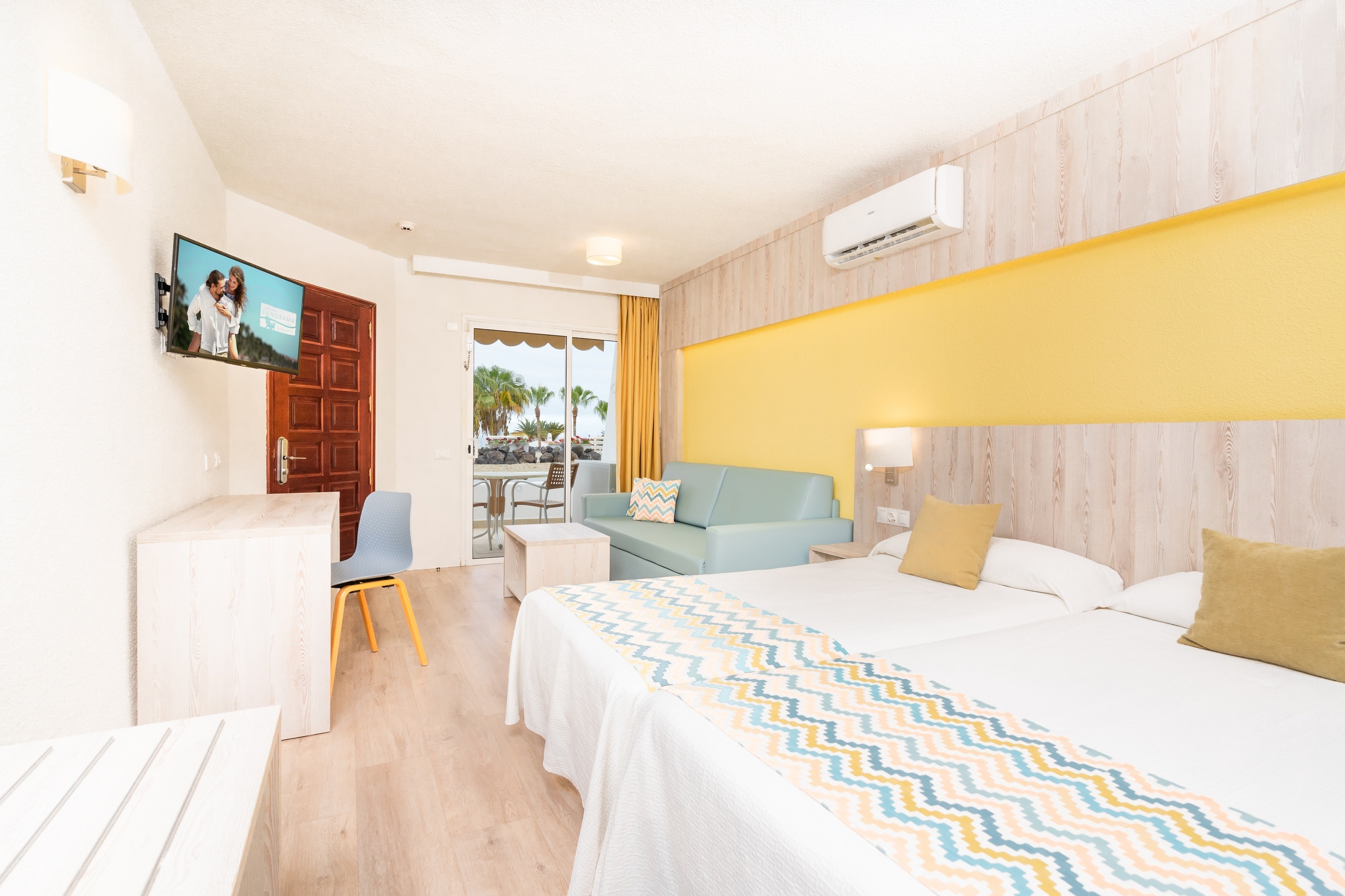 una camera d' albergo con un letto e un divano