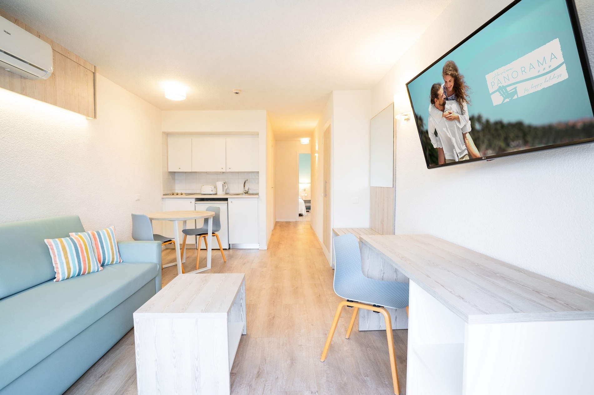 una camera da letto con due letti e cuscini colorati