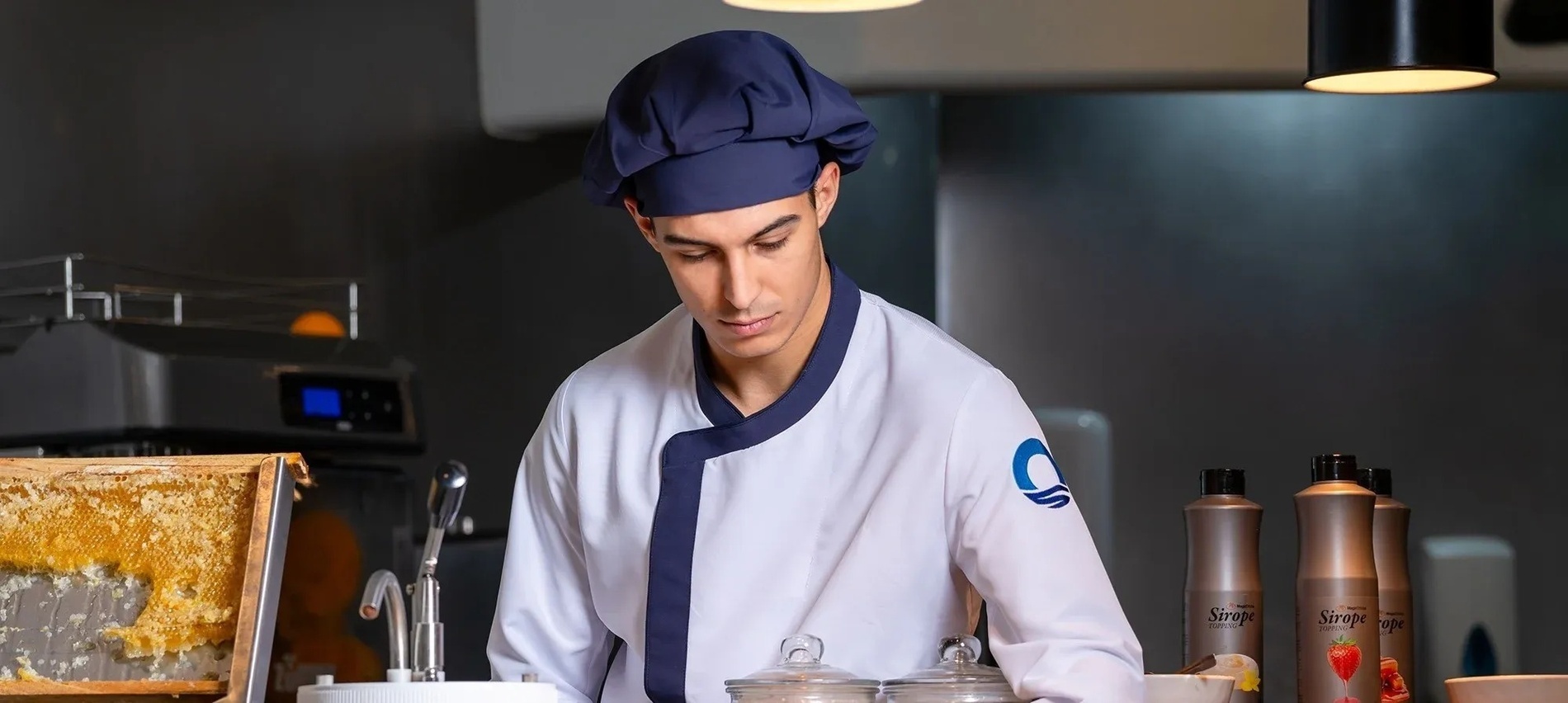 un mostrador de comida con una botella de aceite de oliva