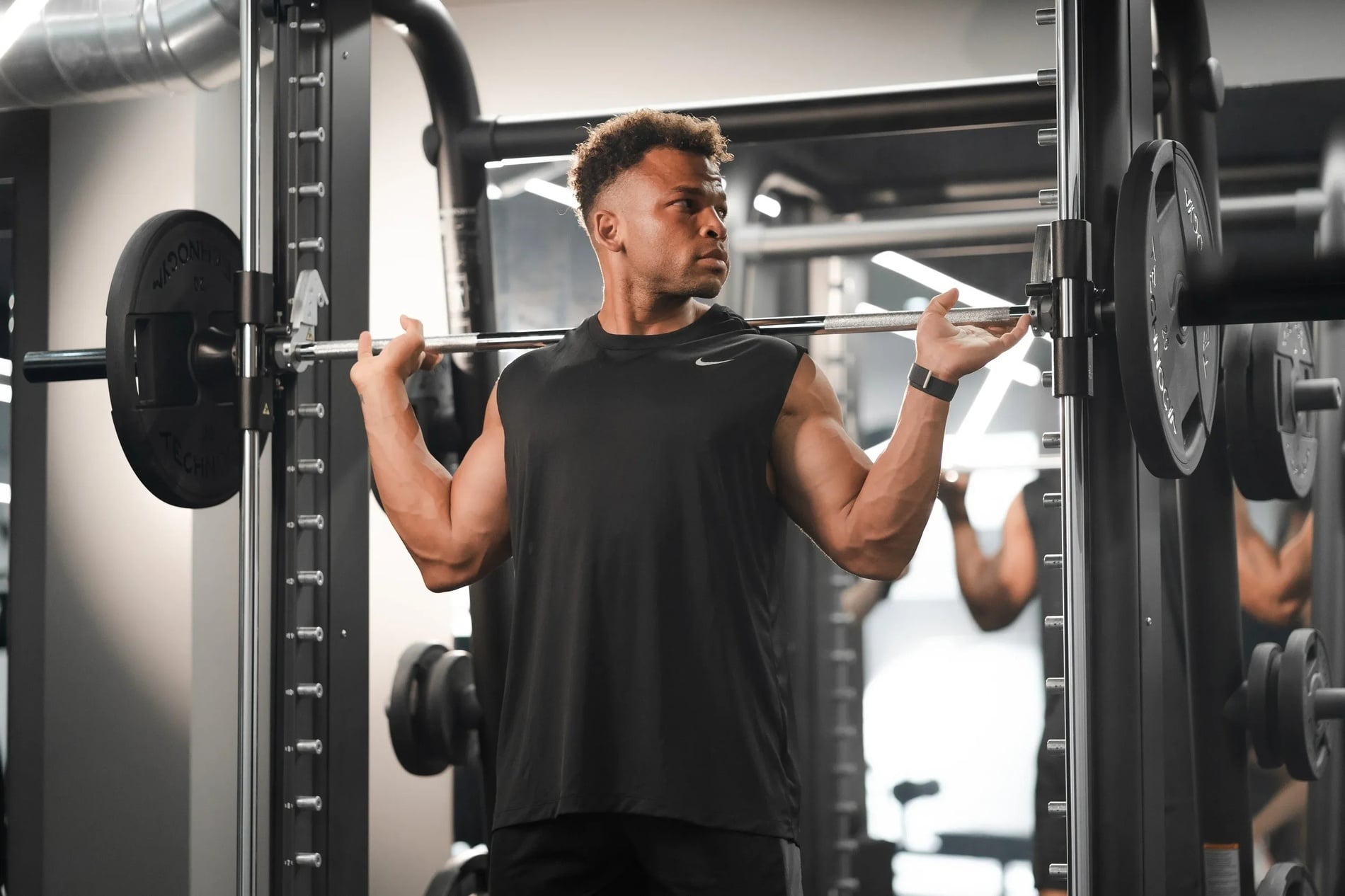 Ein Junge trainiert im Fitnessstudio