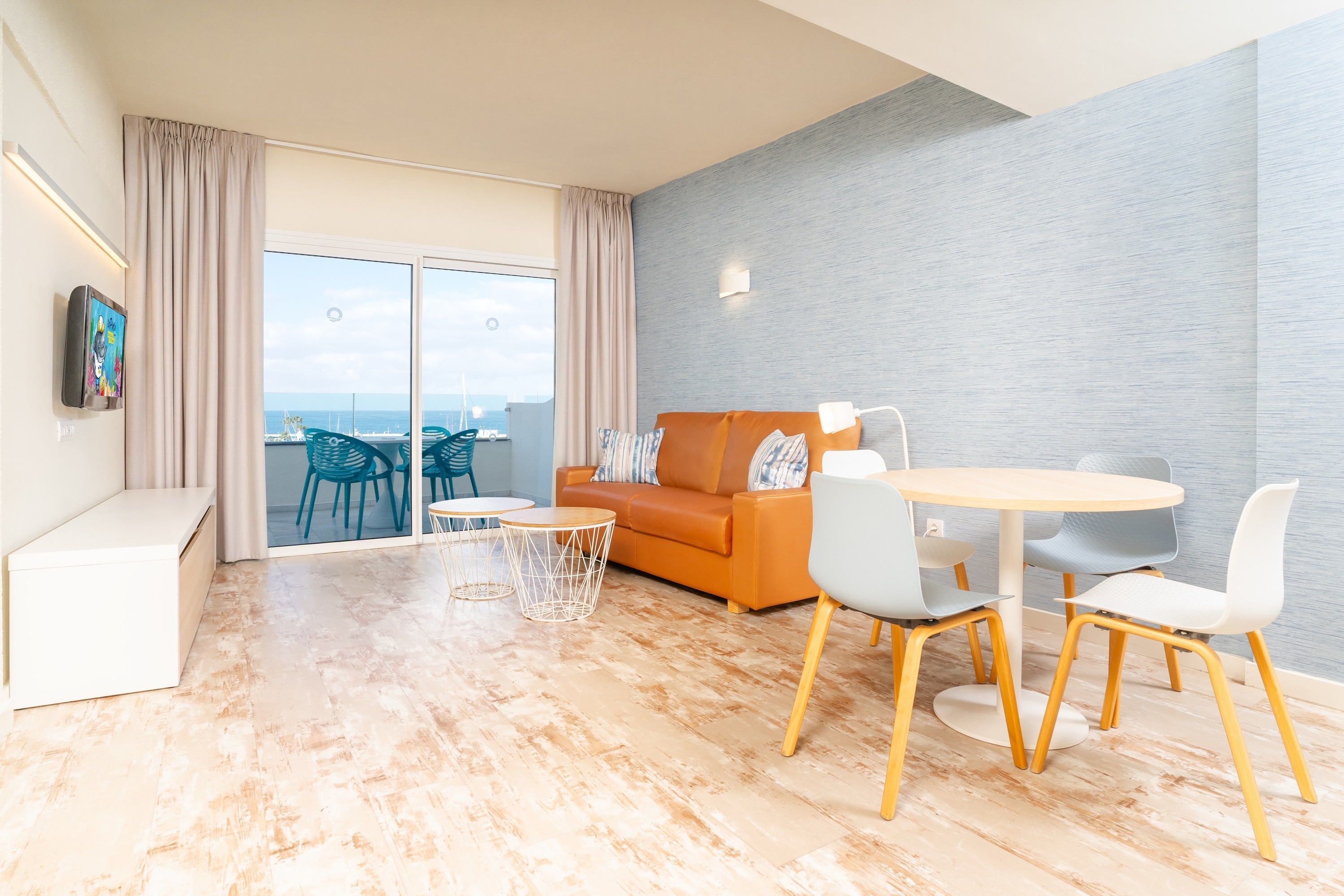 una sala de estar con un sofá y una mesa de comedor