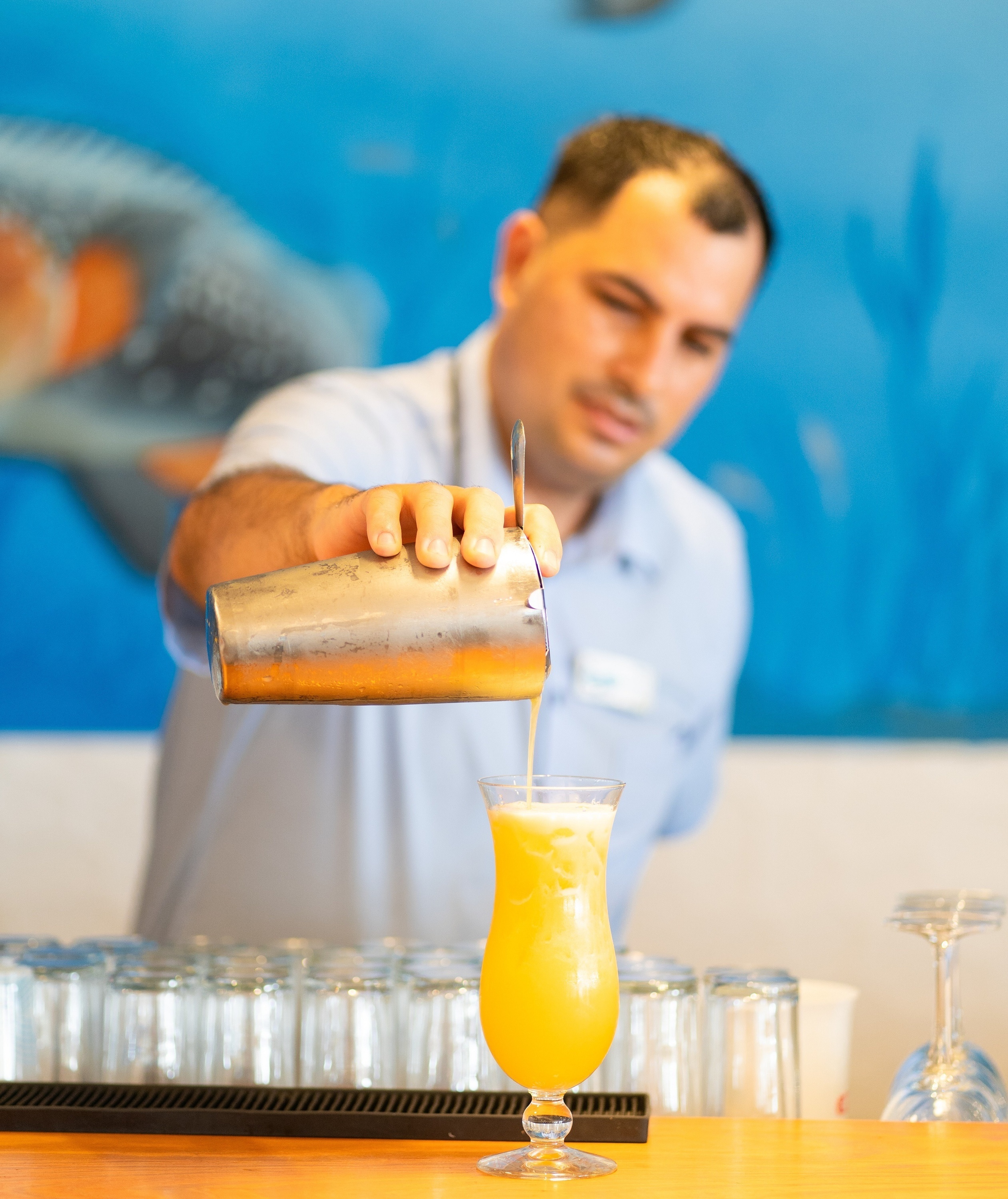 una terraza con muebles azules y mesas blancas