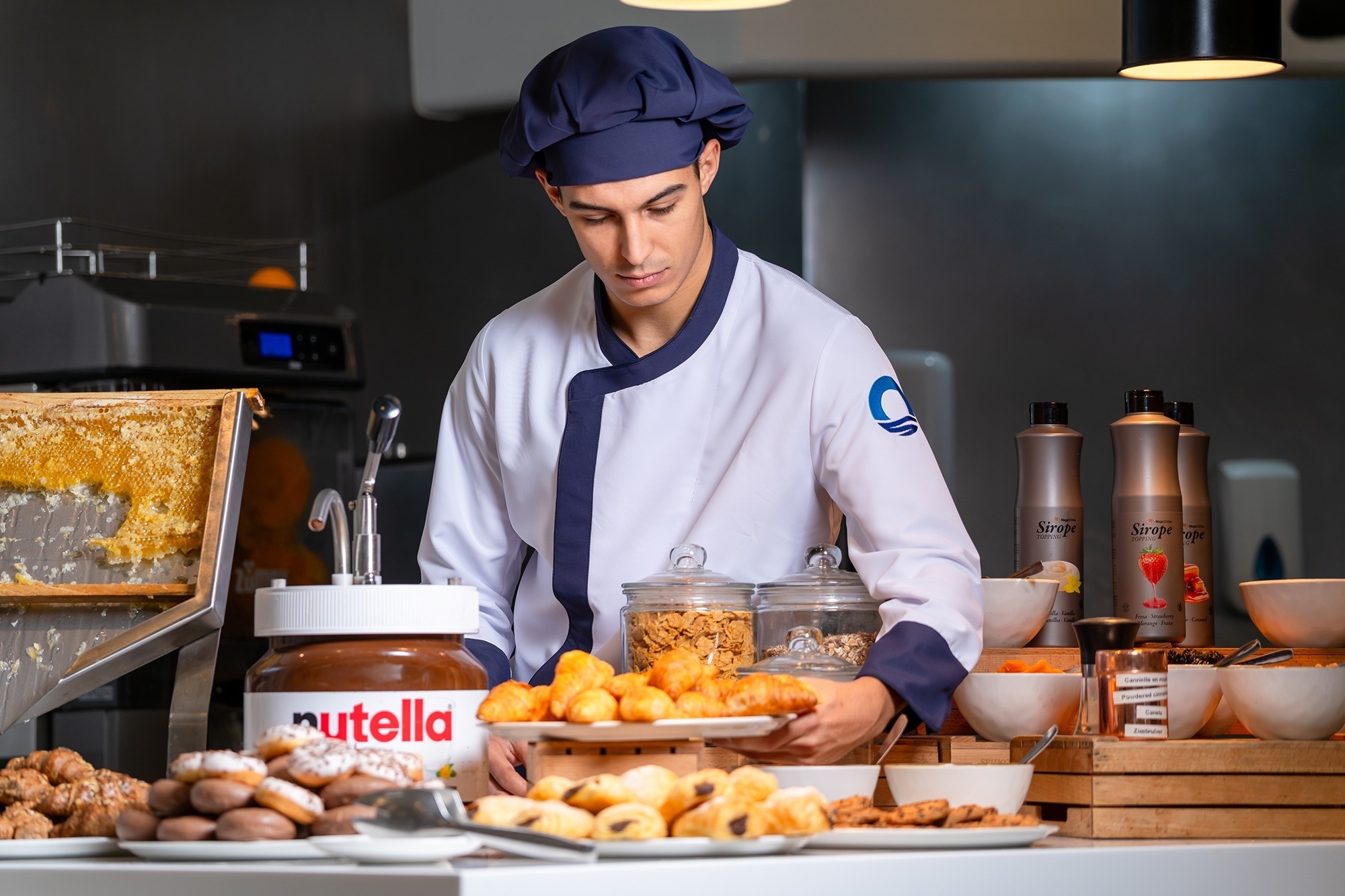un chef prepara comida frente a una máquina de nutella