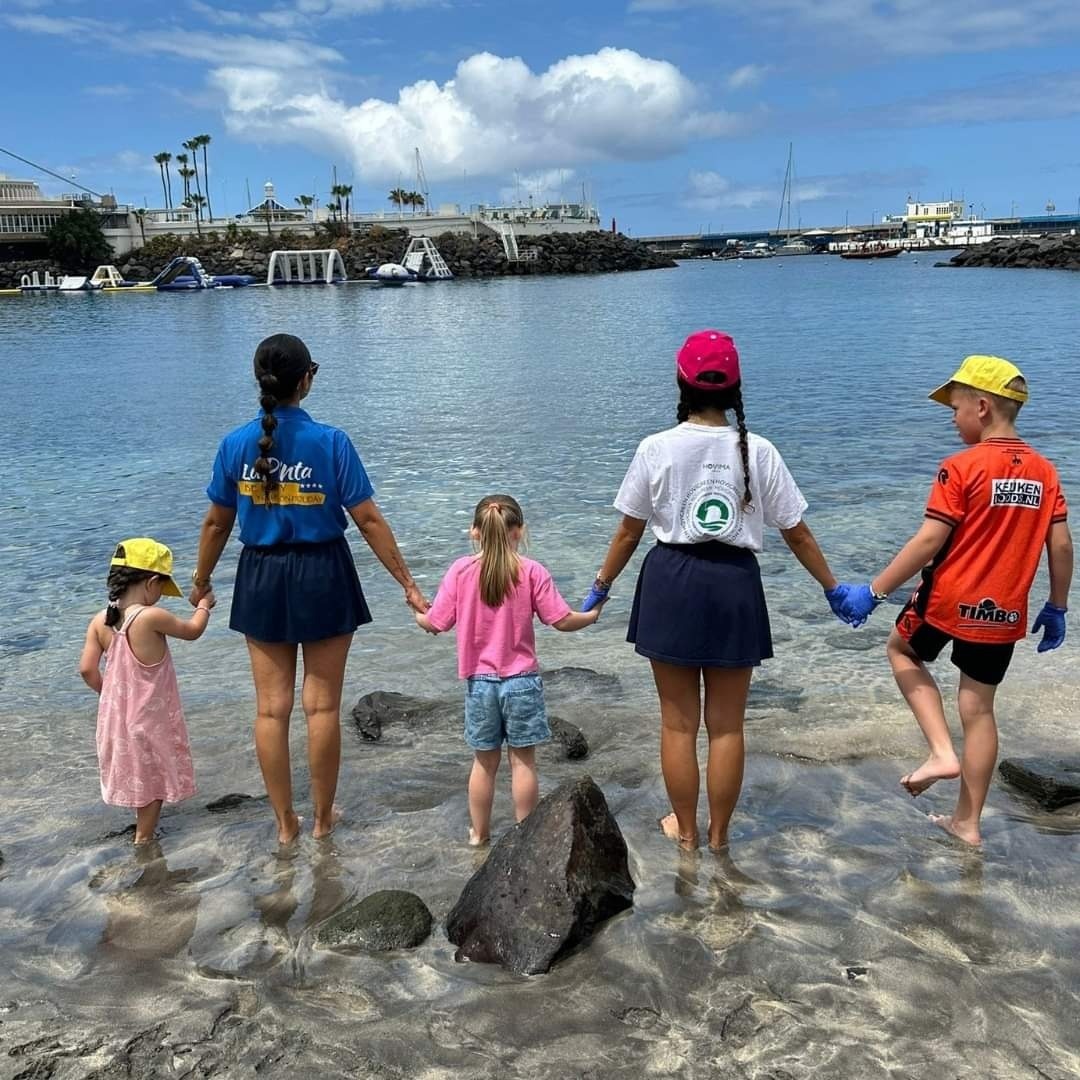 
                                    una bebida roja con una pajita en la playa