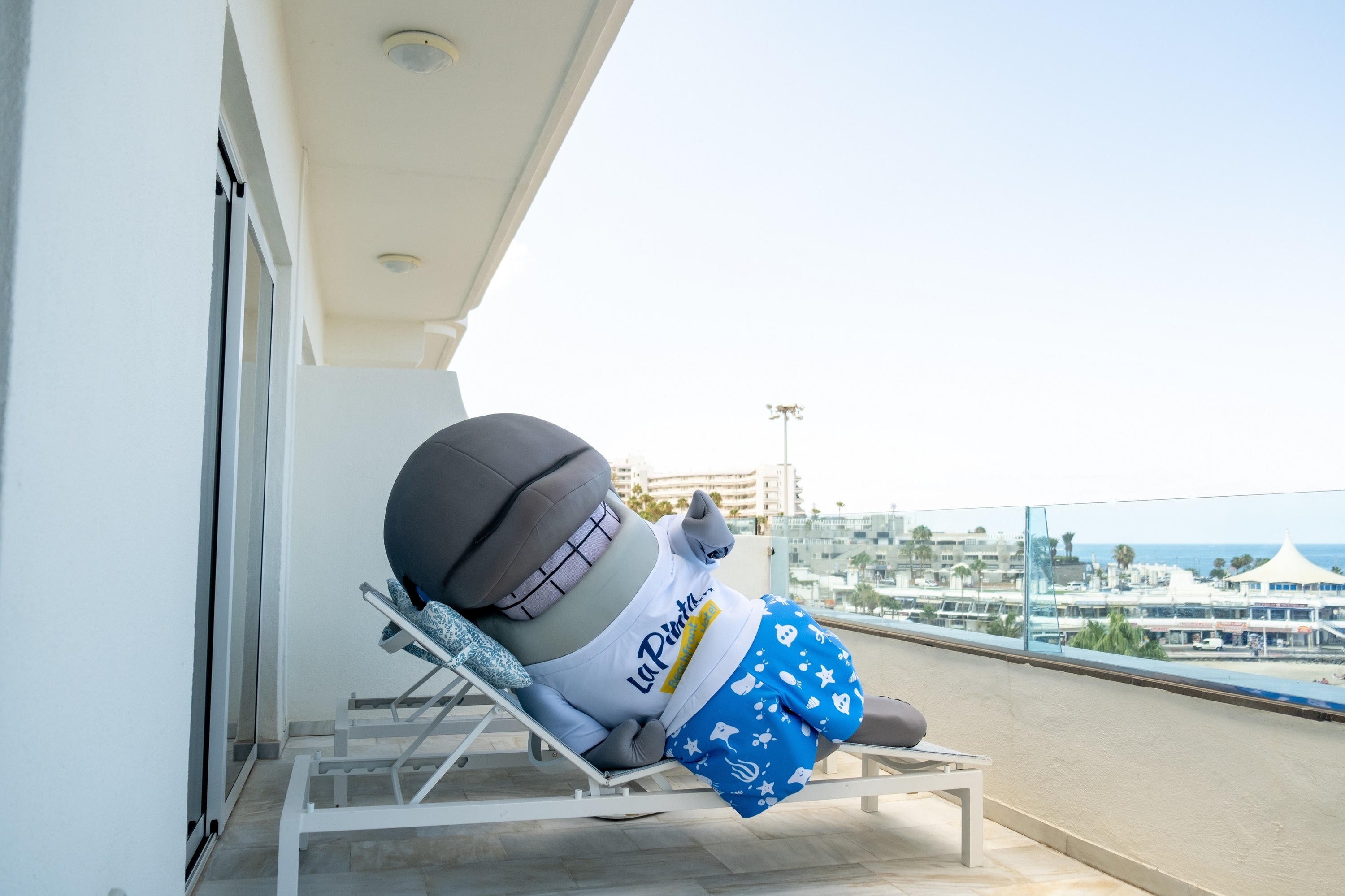 una mesa de comedor con sillas y una botella de vino