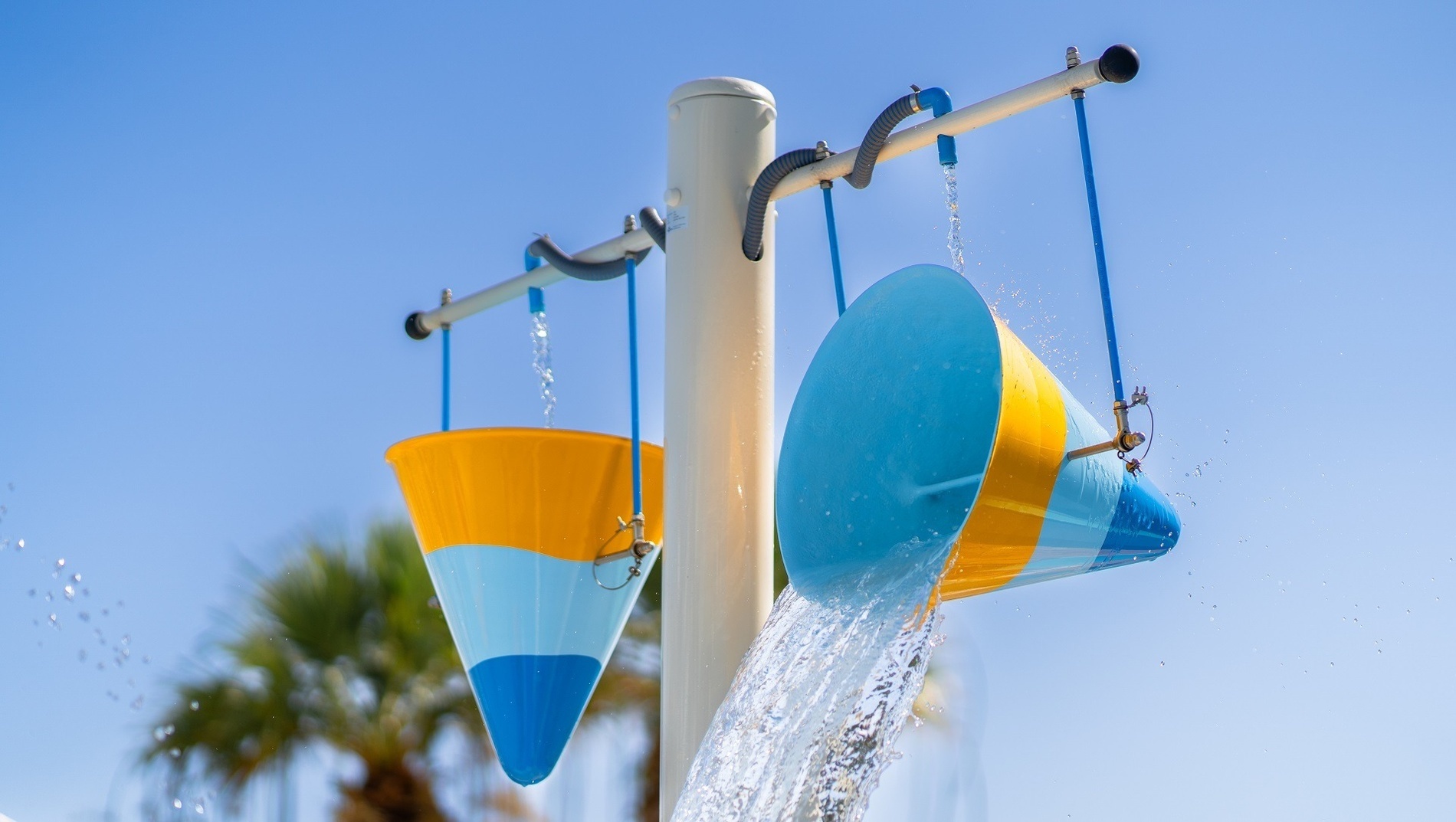 Ein Junge sitzt auf einer Wasserrutsche in einem Pool