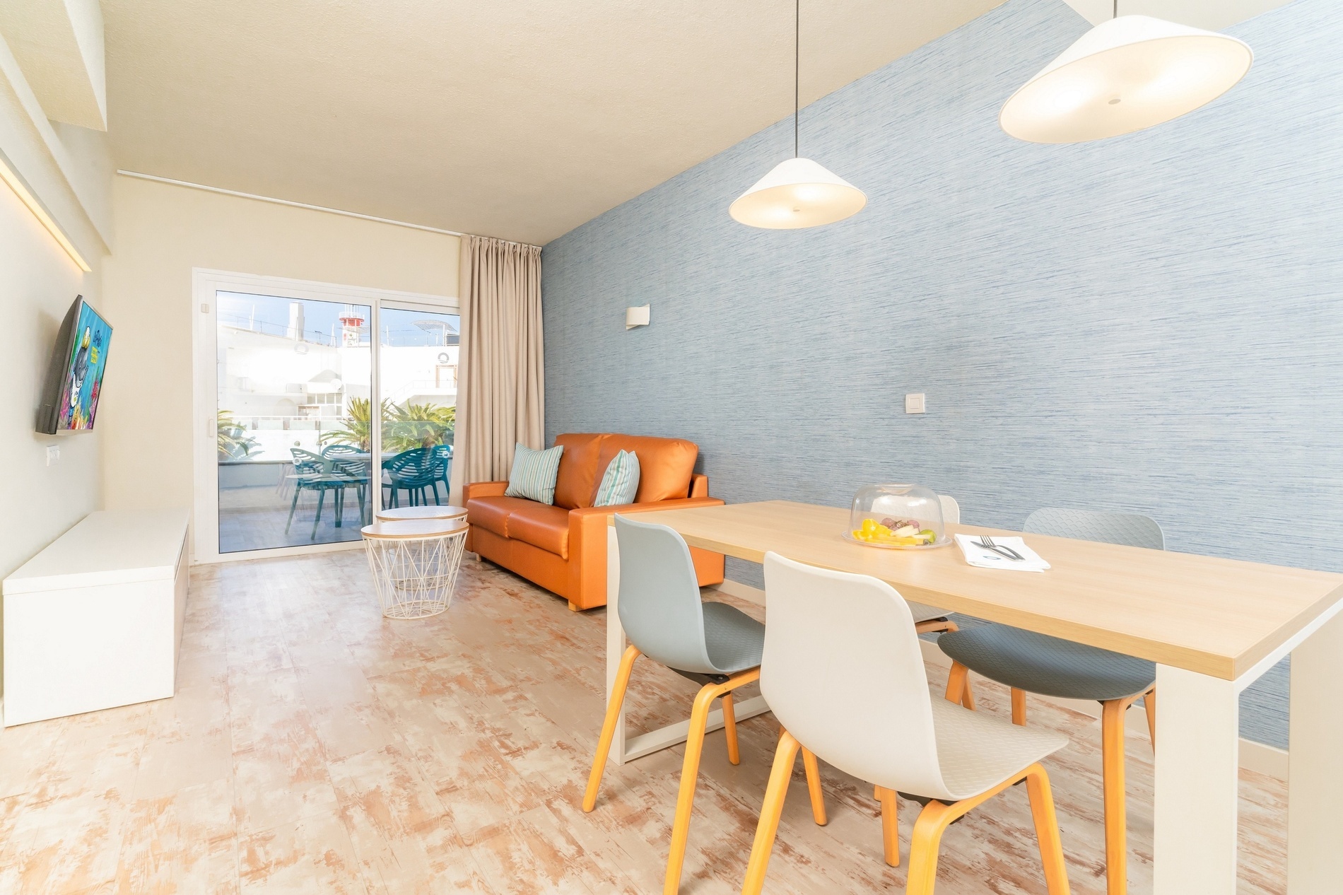 un grupo de personas está nadando en una playa tropical