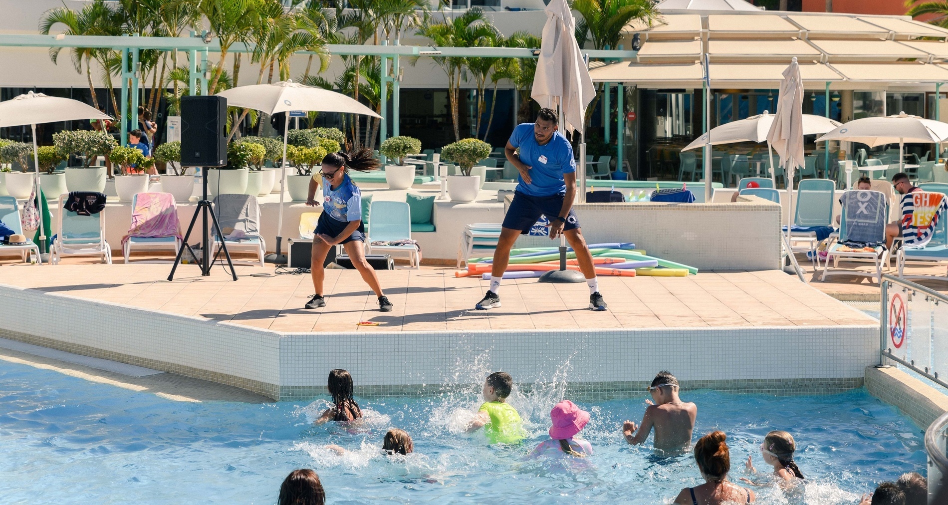 Ein Junge sitzt auf einer Wasserrutsche in einem Pool