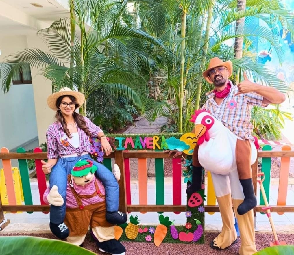 un grupo de niños celebran un cumpleaños con globos y regalos