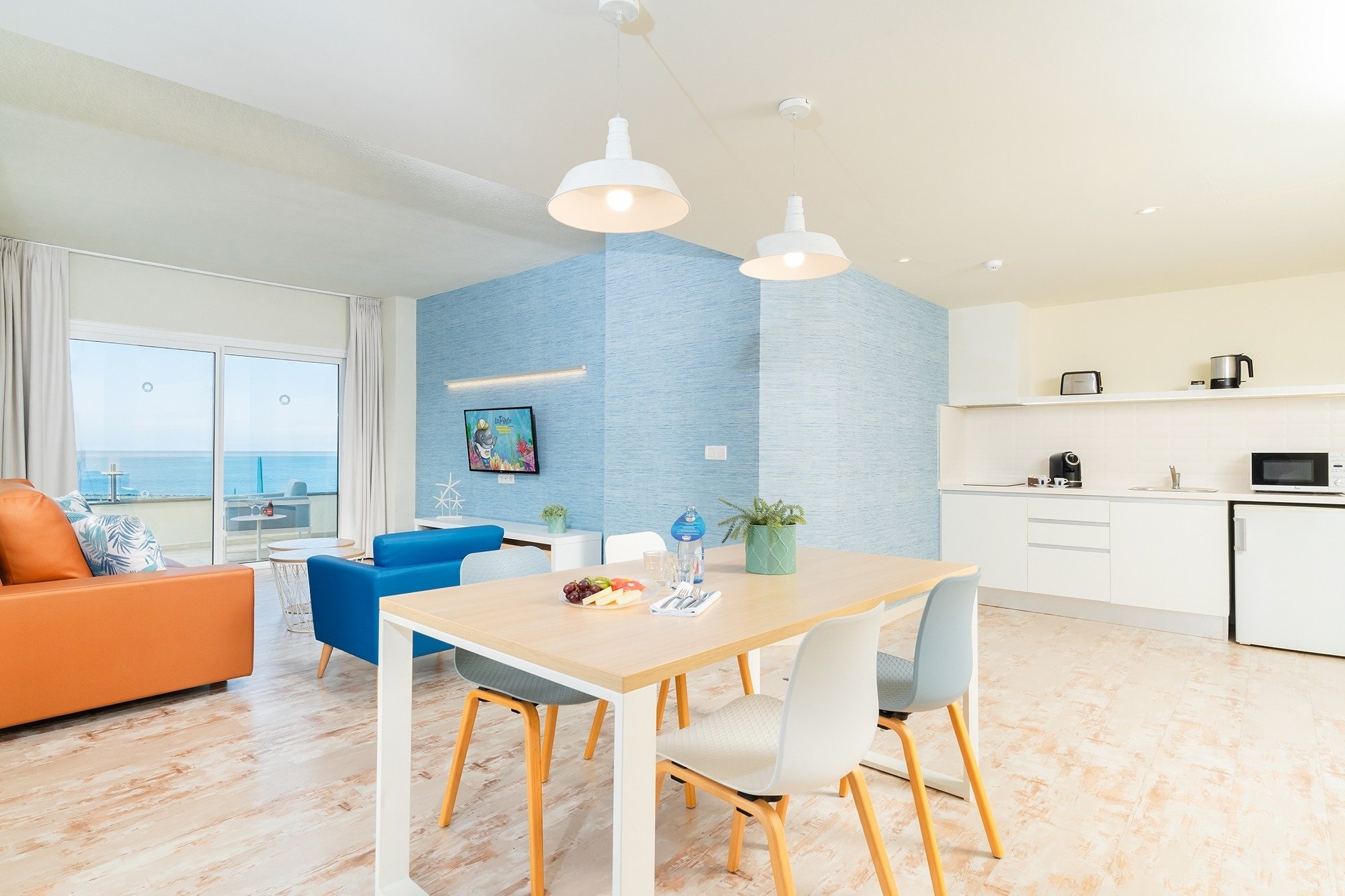 una bebida roja con una pajita en la playa