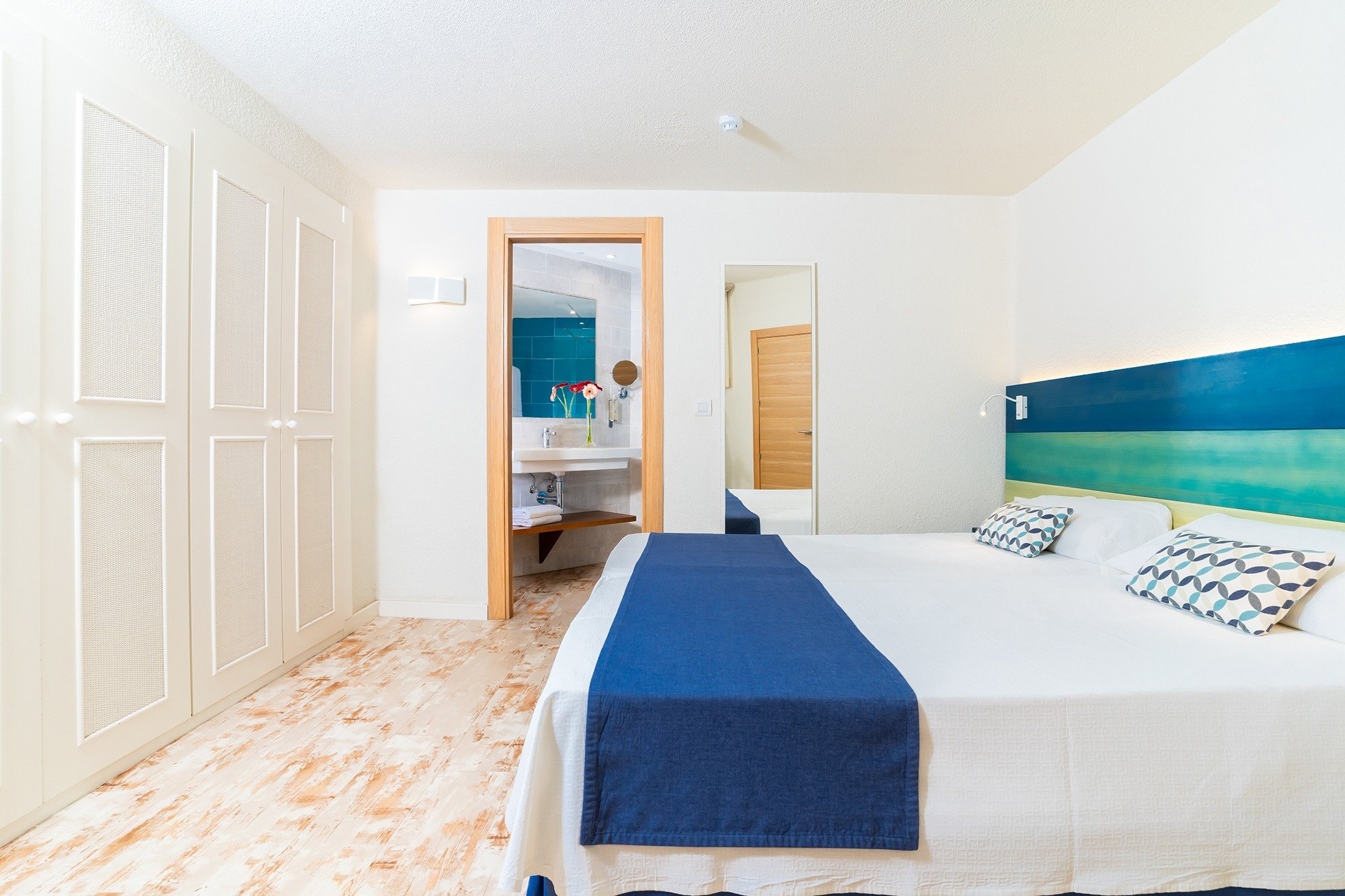 una bebida roja con una pajita en la playa