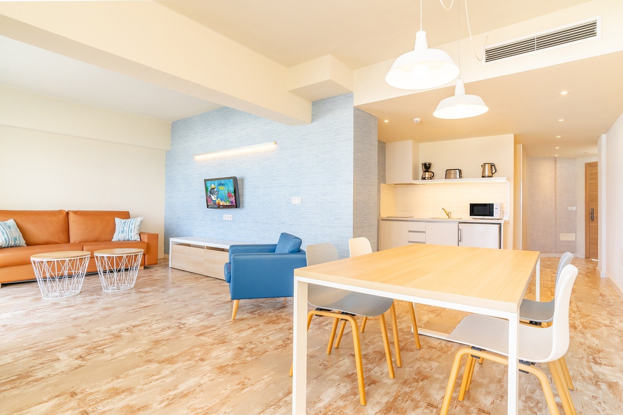 una bebida roja con una pajita en la playa