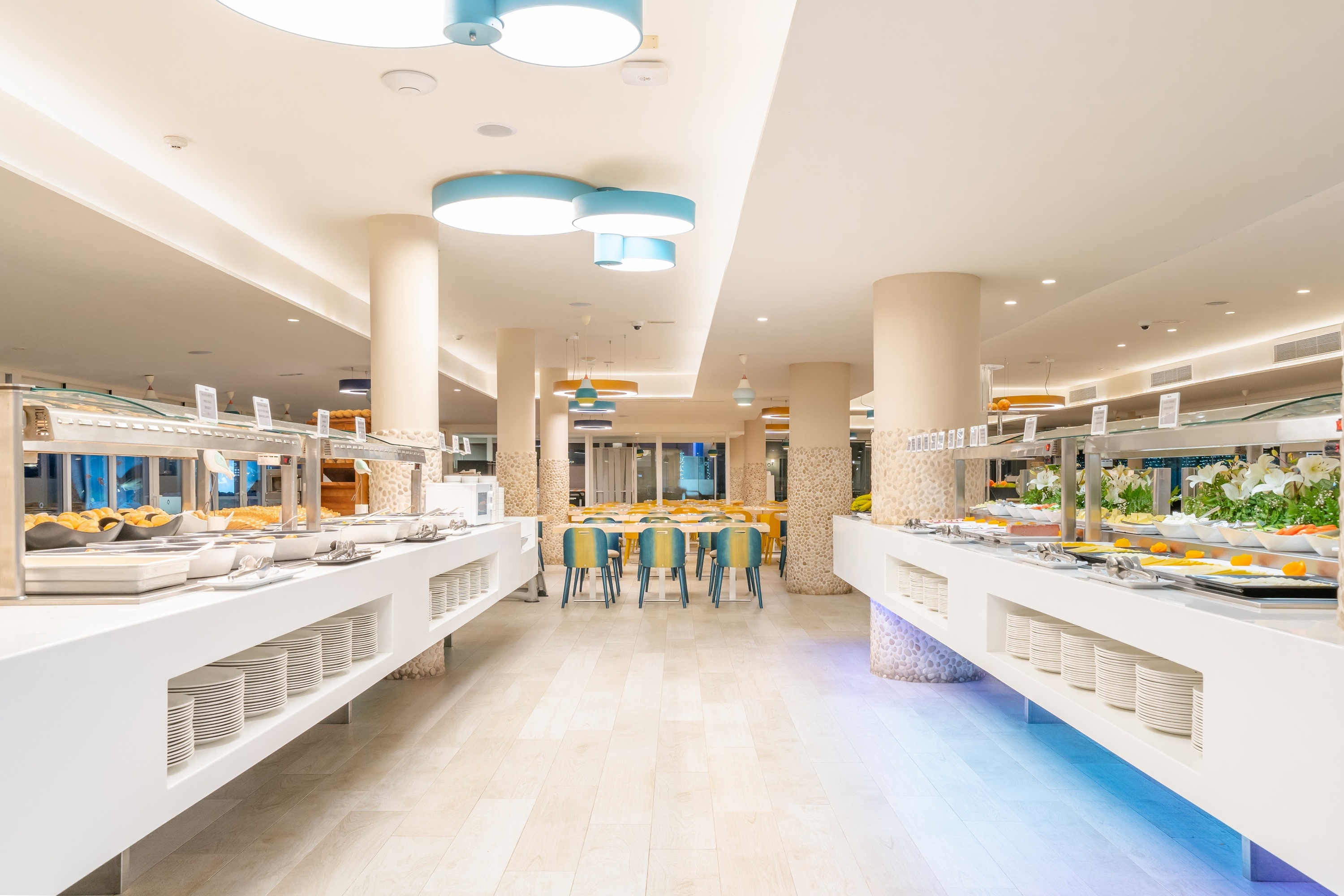 
                                    une salle à manger remplie de vaisselle et de tables