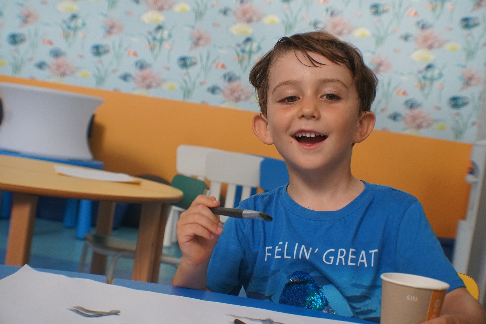 un niño se desliza por un tobogán en una piscina