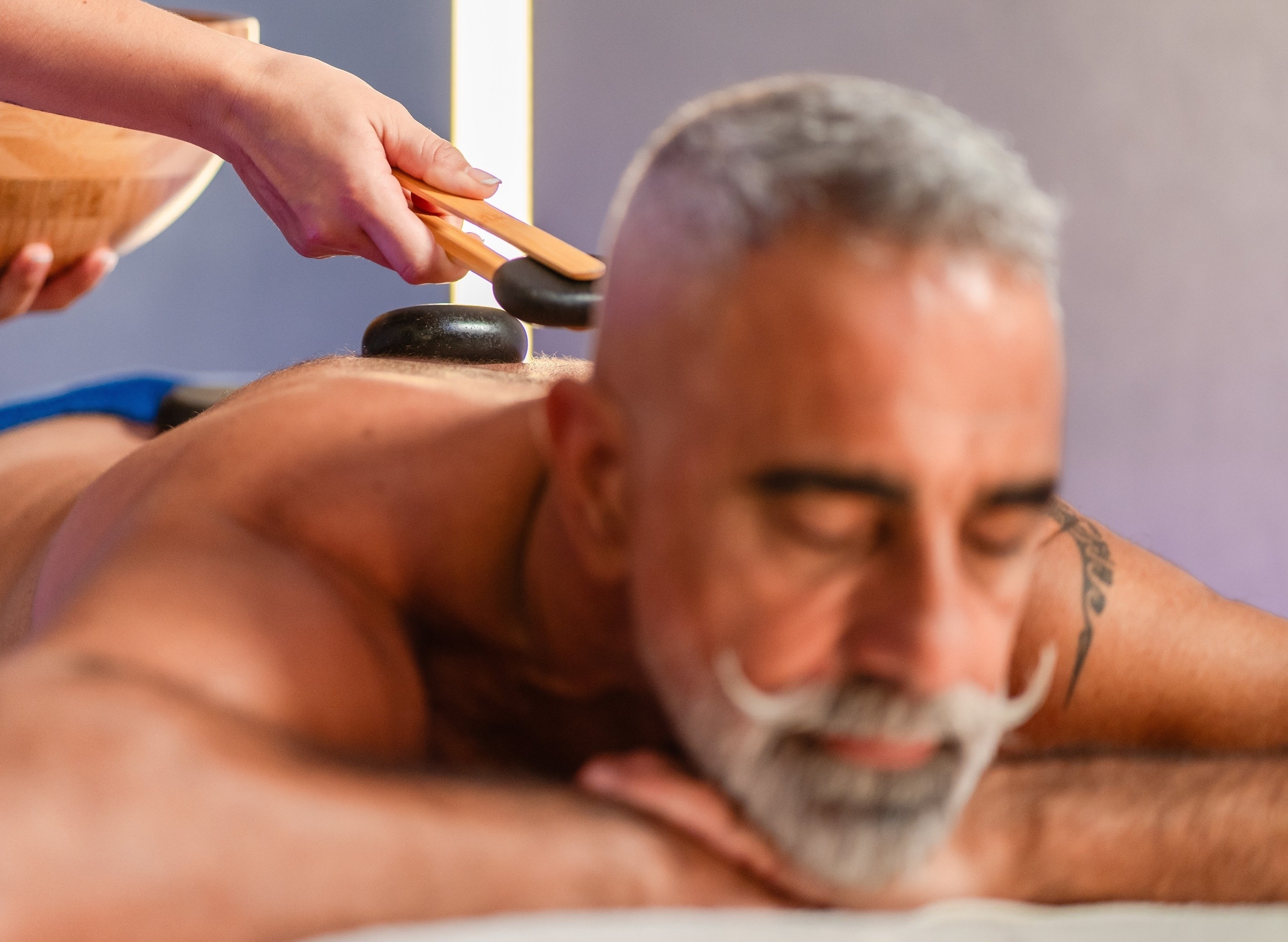 
                                    een man en een vrouw zitten in een houten sauna