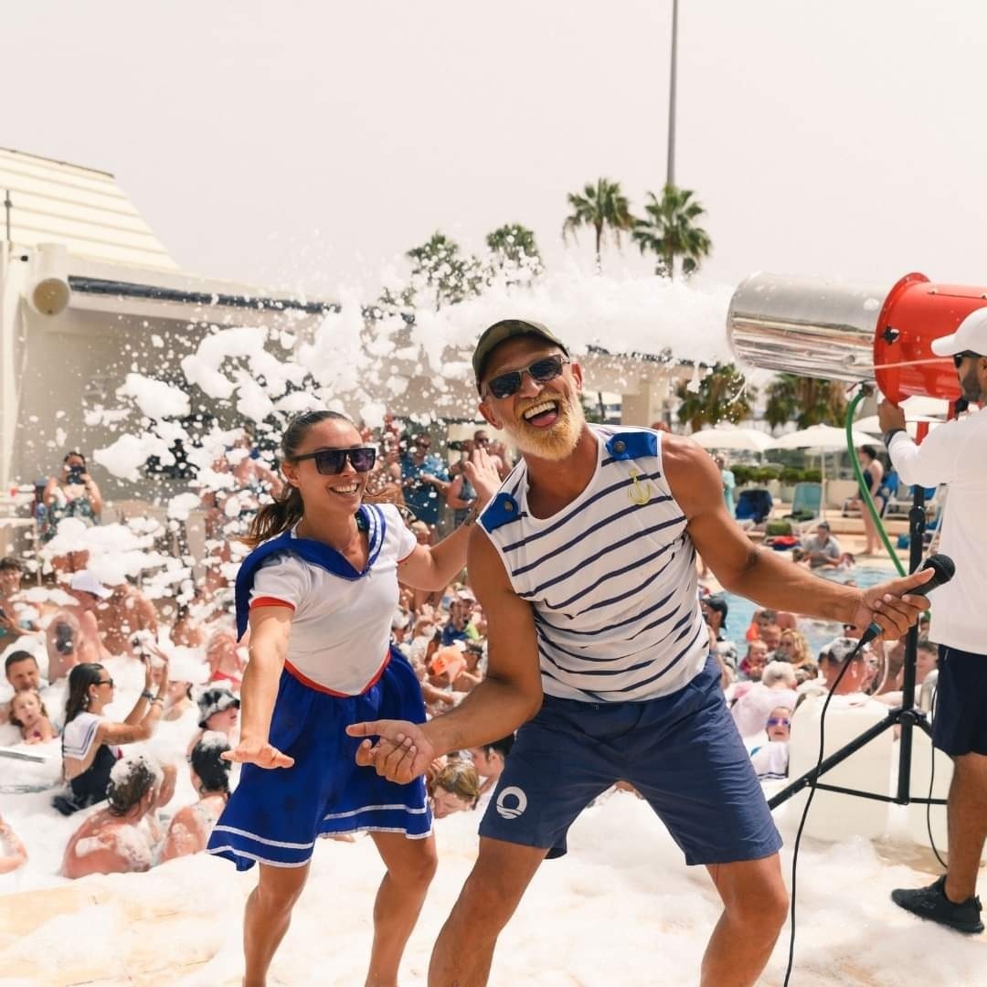 tres mujeres sostienen chispas en sus manos y sonríen