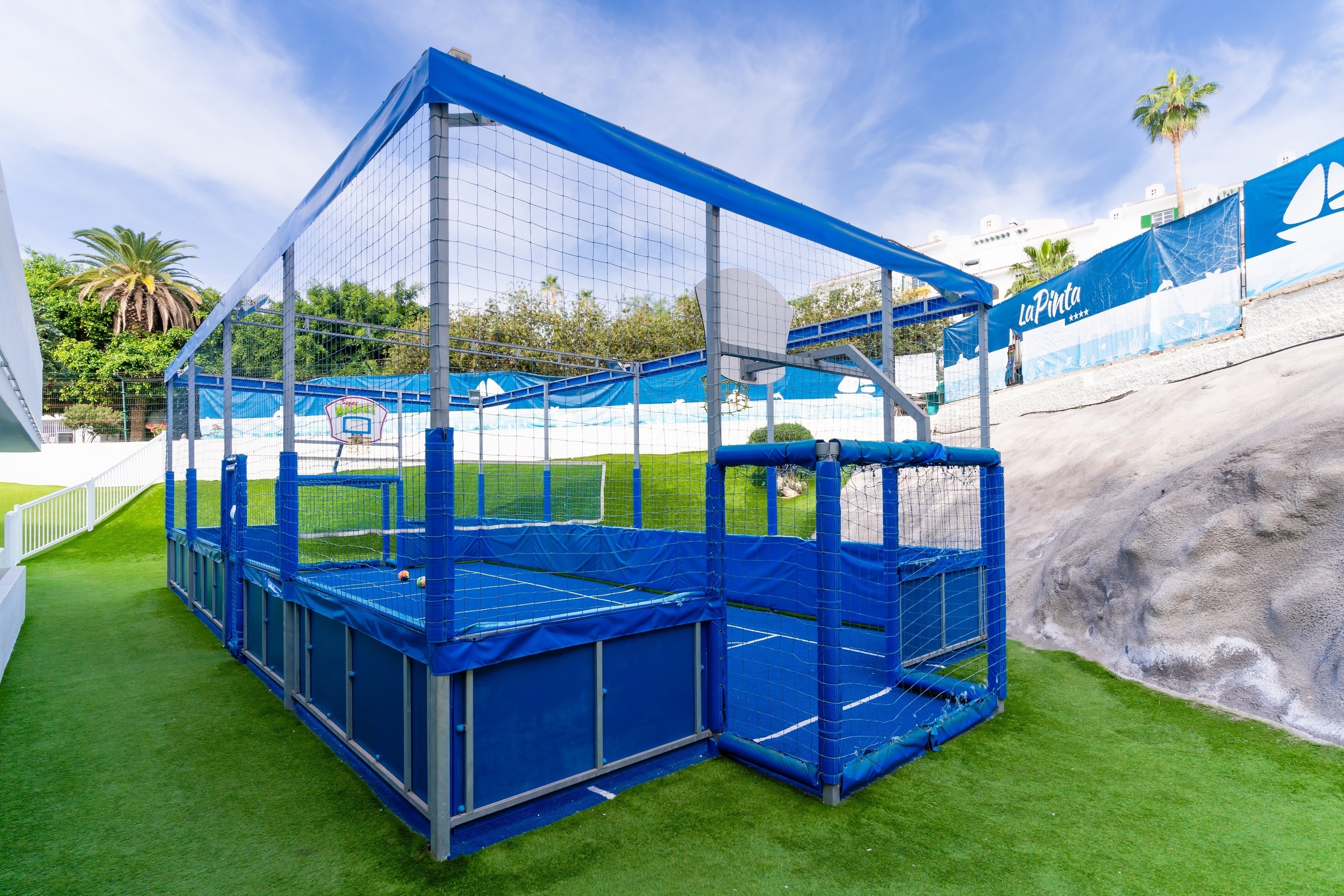 una cancha de baloncesto y una cancha de fútbol en un parque