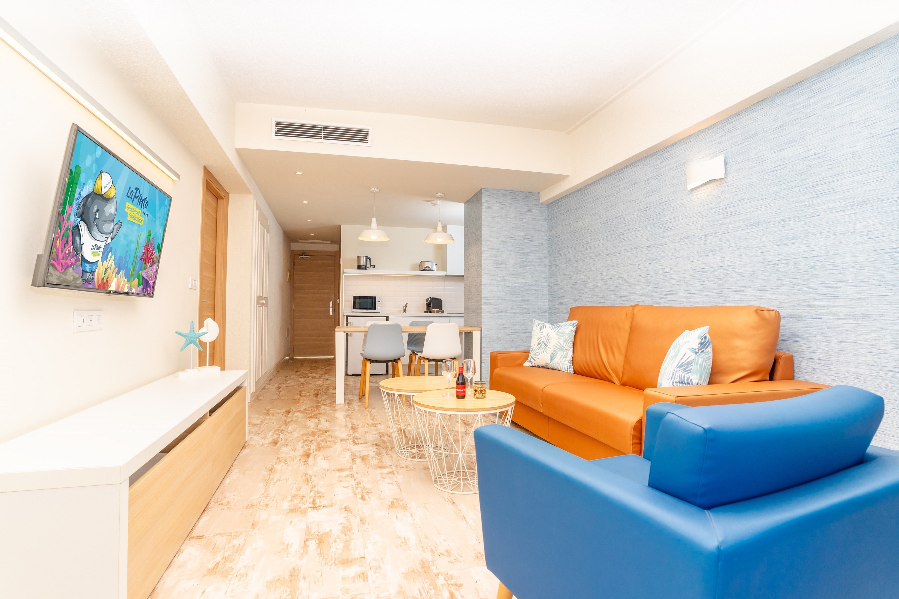 una habitación con dos camas y una silla azul