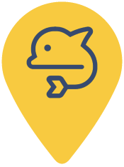 un pin azul con un sol y olas en él