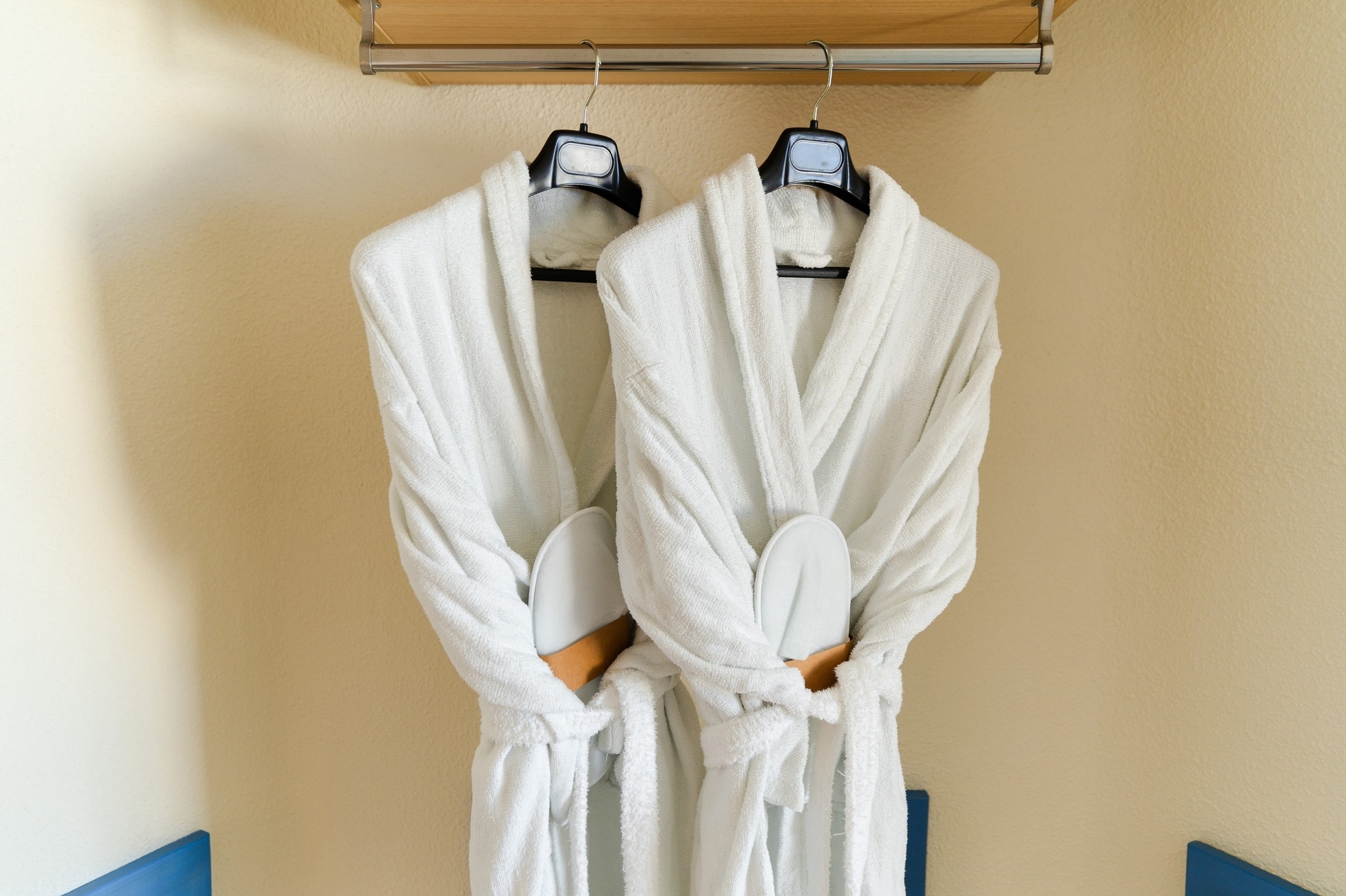 una bebida roja con una pajita en la playa