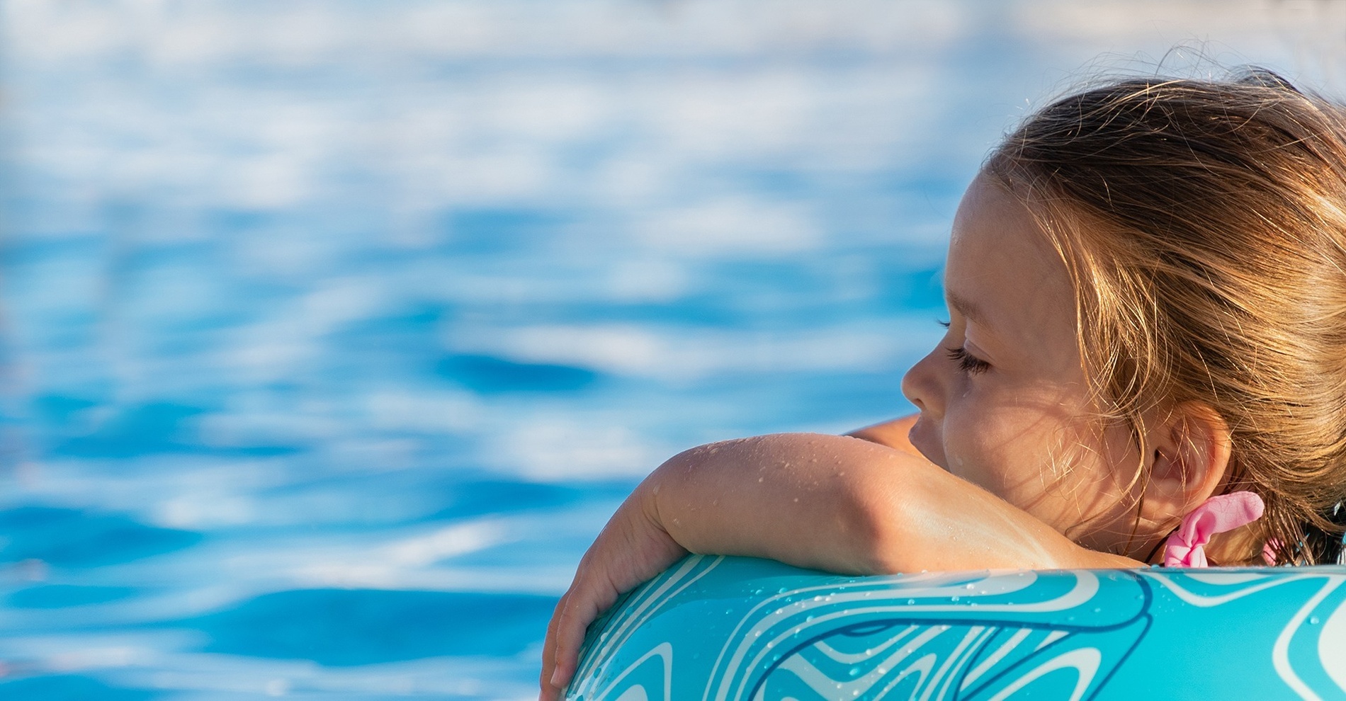 девушка в бассейне