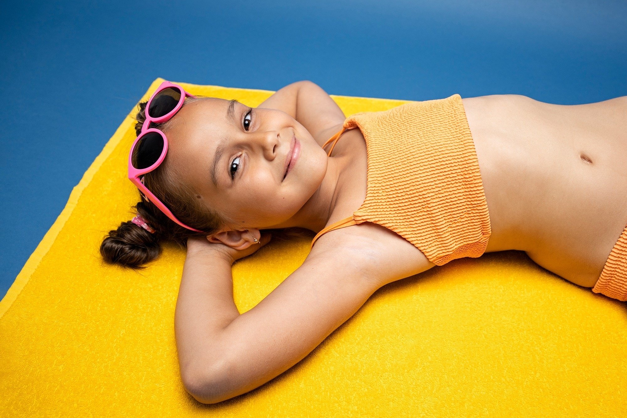 una hoja en forma de corazón está en la playa