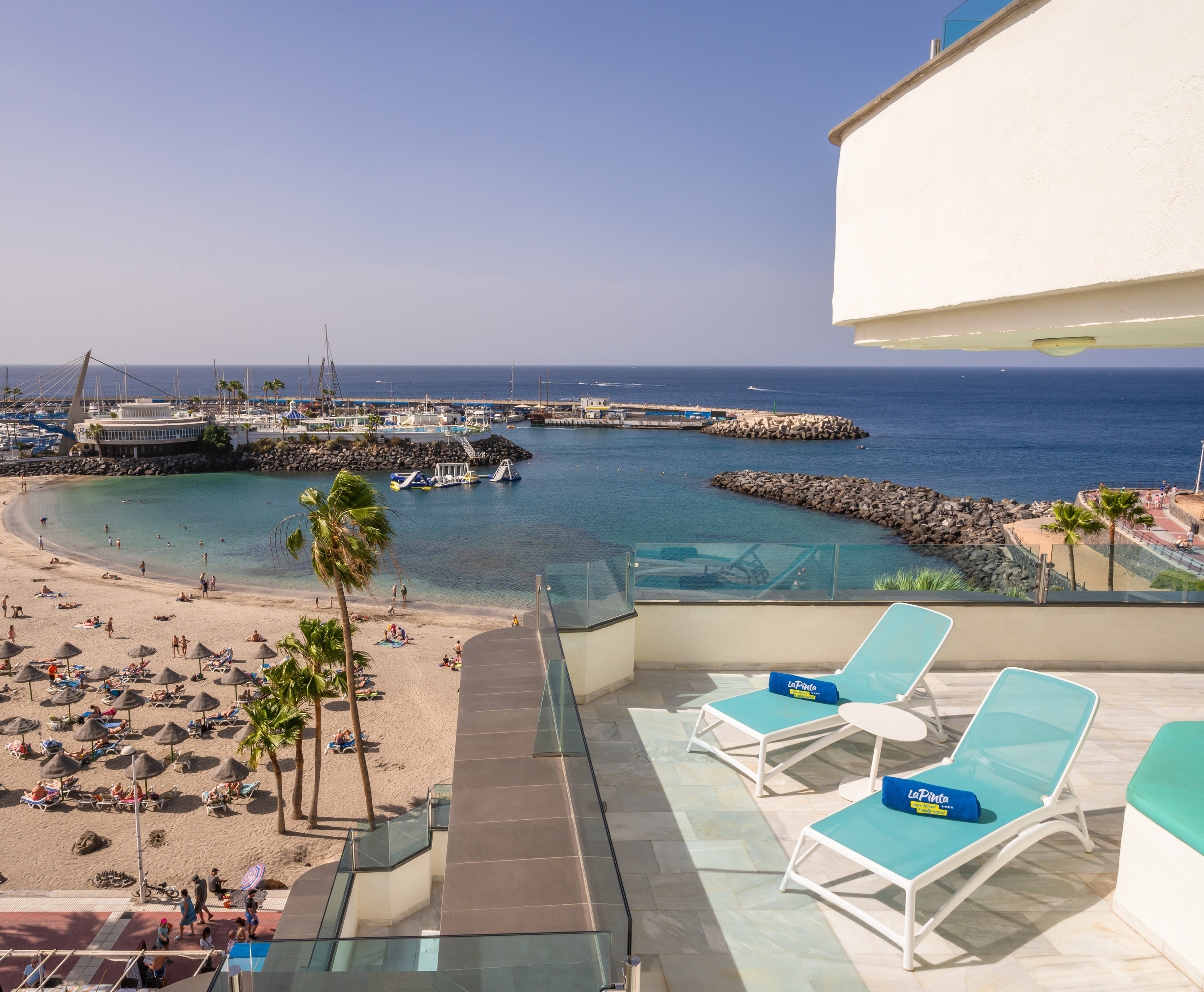 un grupo de personas está nadando en una playa tropical