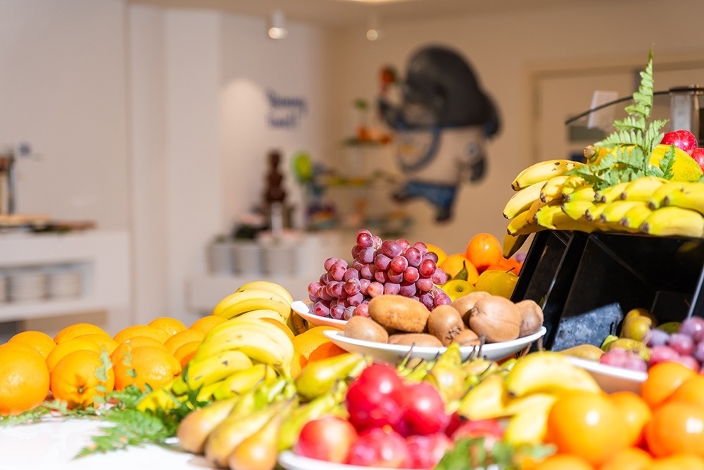 
                                    un montón de frutas y verduras sobre una mesa