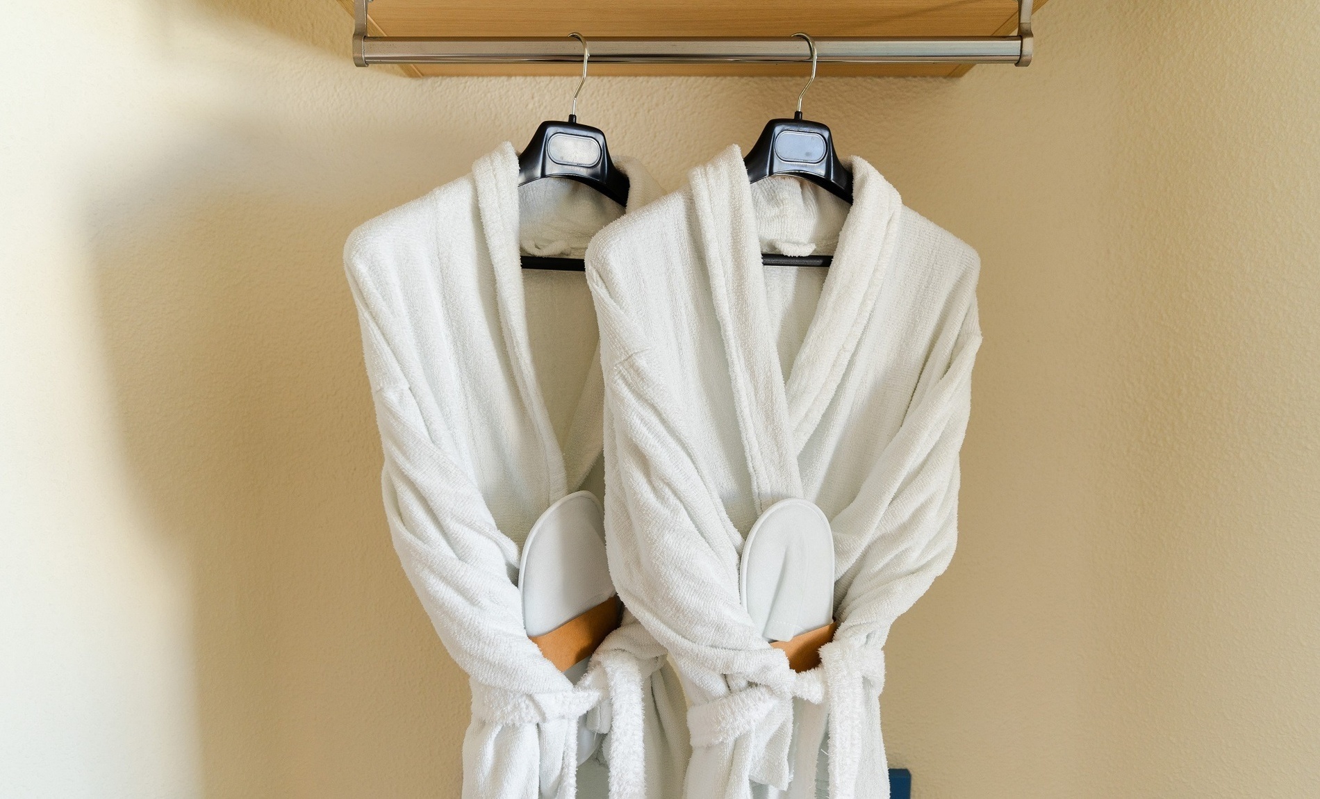 een slaapkamer met twee bedden en blauwe kussens