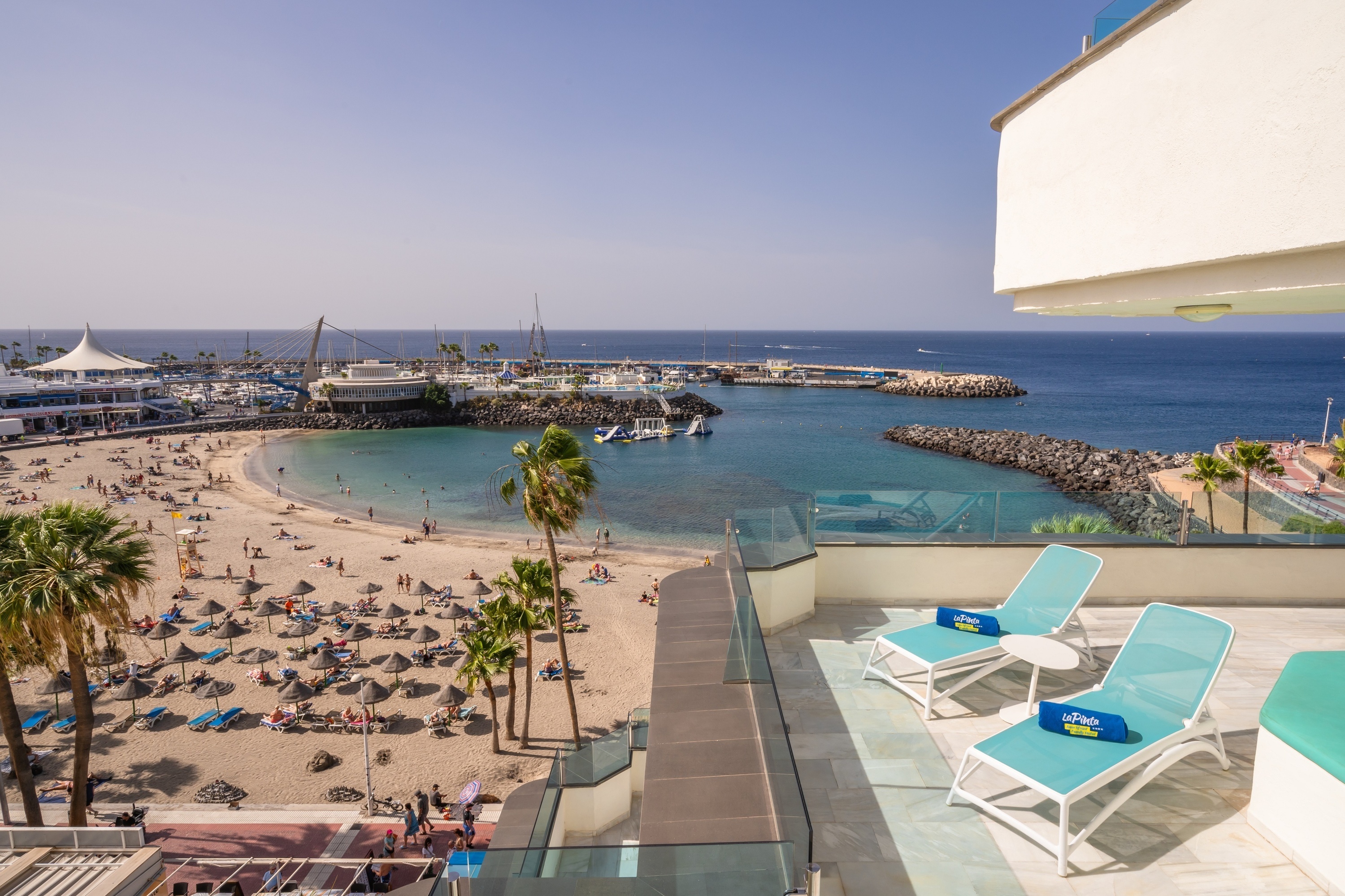 una vista de la playa y el océano desde un balcón