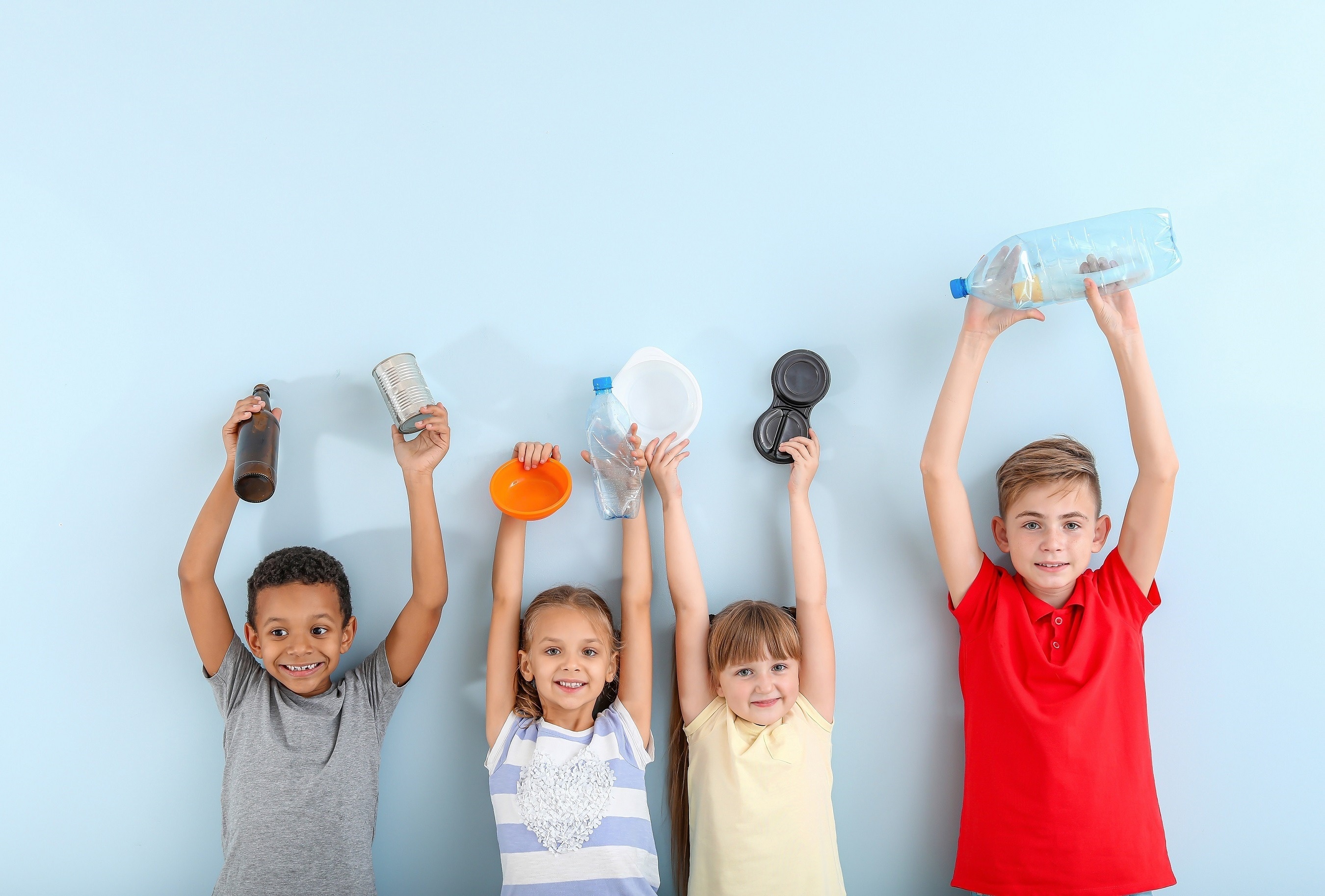 un grupo de personas sostiene diferentes objetos en sus manos