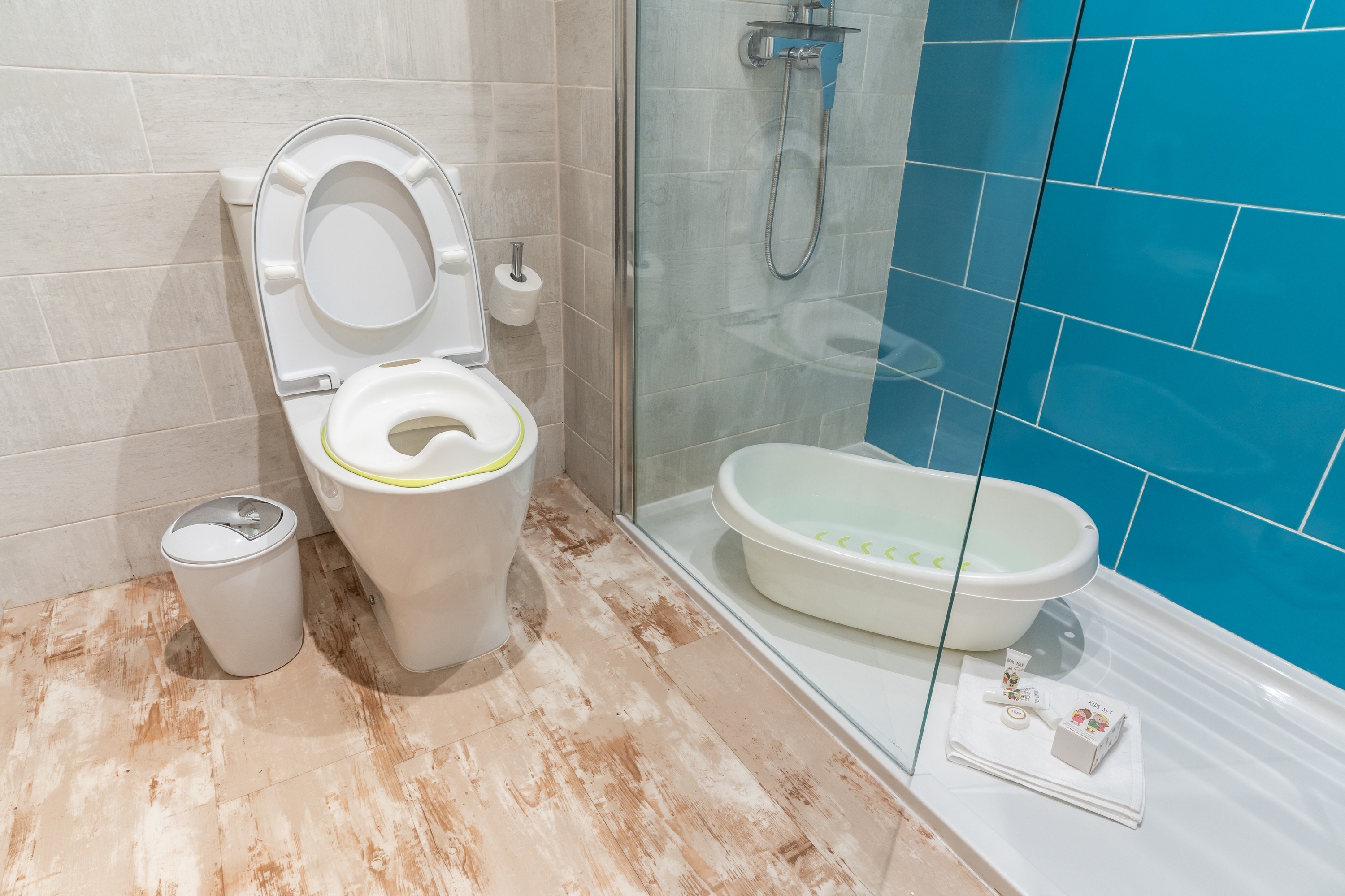 un baño con un inodoro y una tina de baño