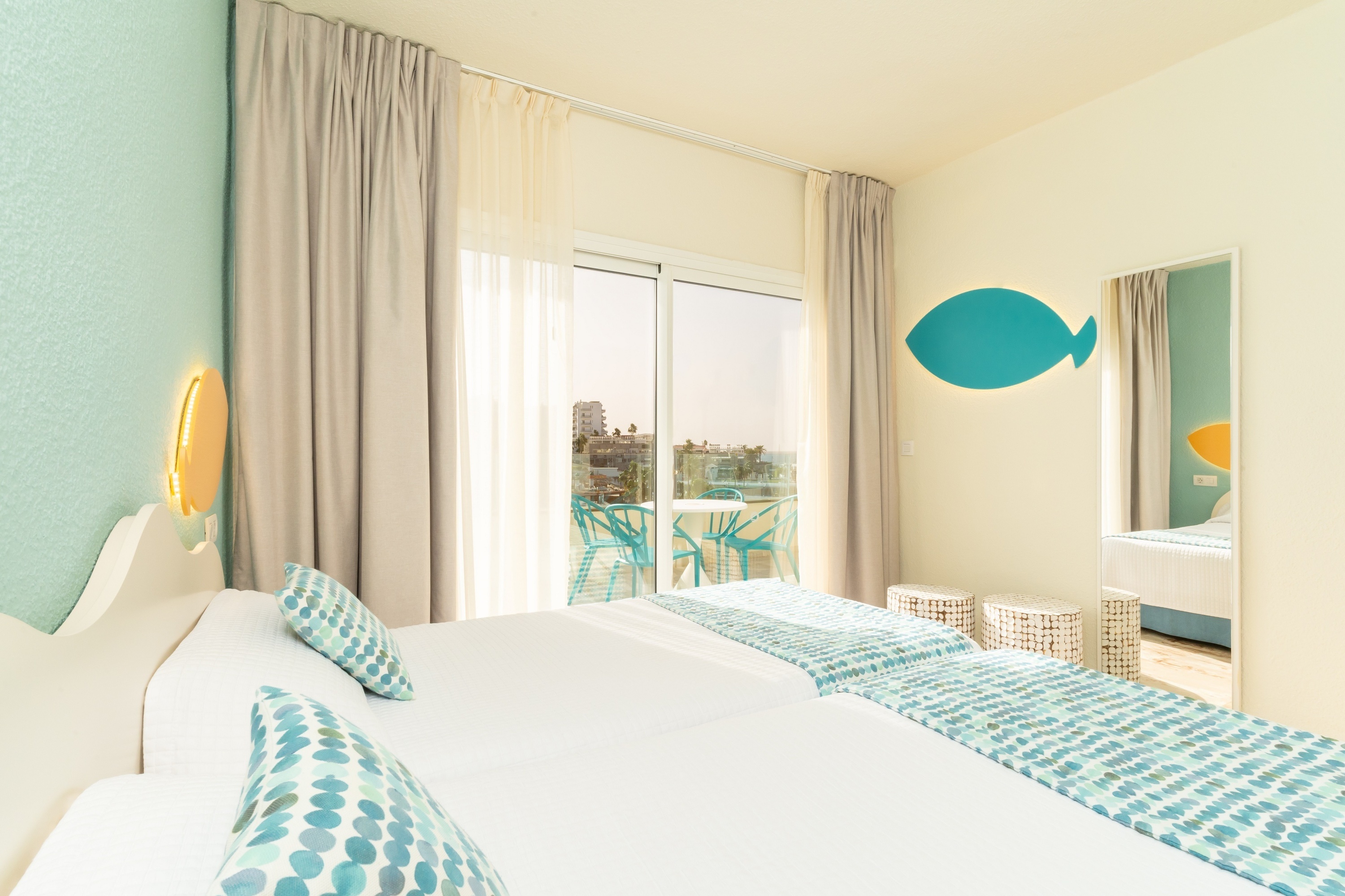 una sala de estar con una mesa y sillas y una cocina